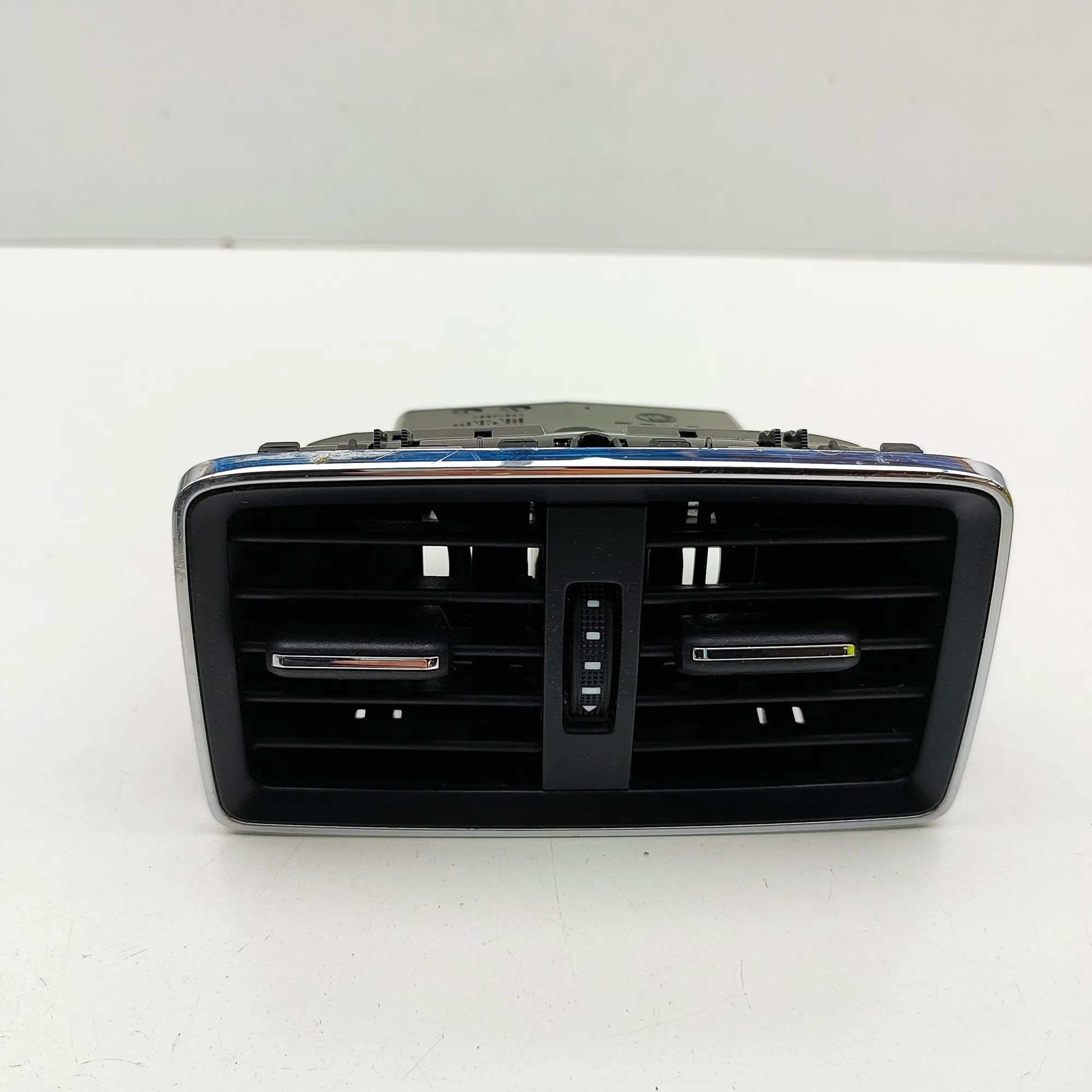 Skoda Karoq Centre console air vent Centre console air vent — SKODA KAROQ (NU7) (20...