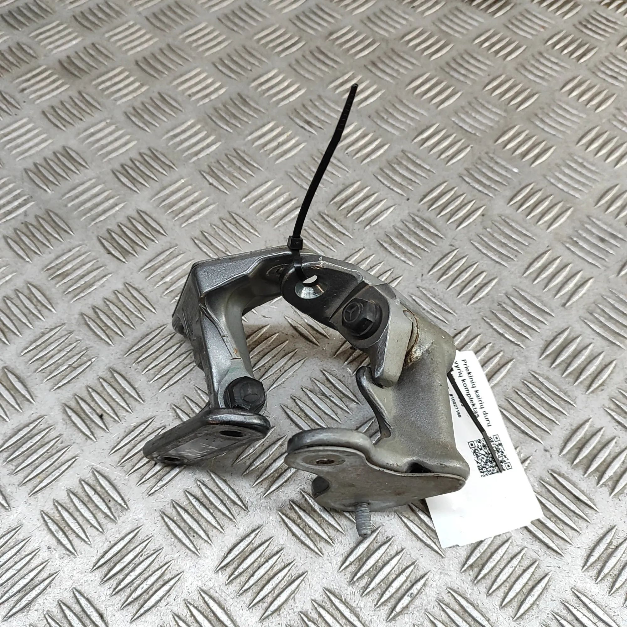 Infiniti Q30 Door hinge set — front left Door hinge set — front left — INFINITI Q30 (201...