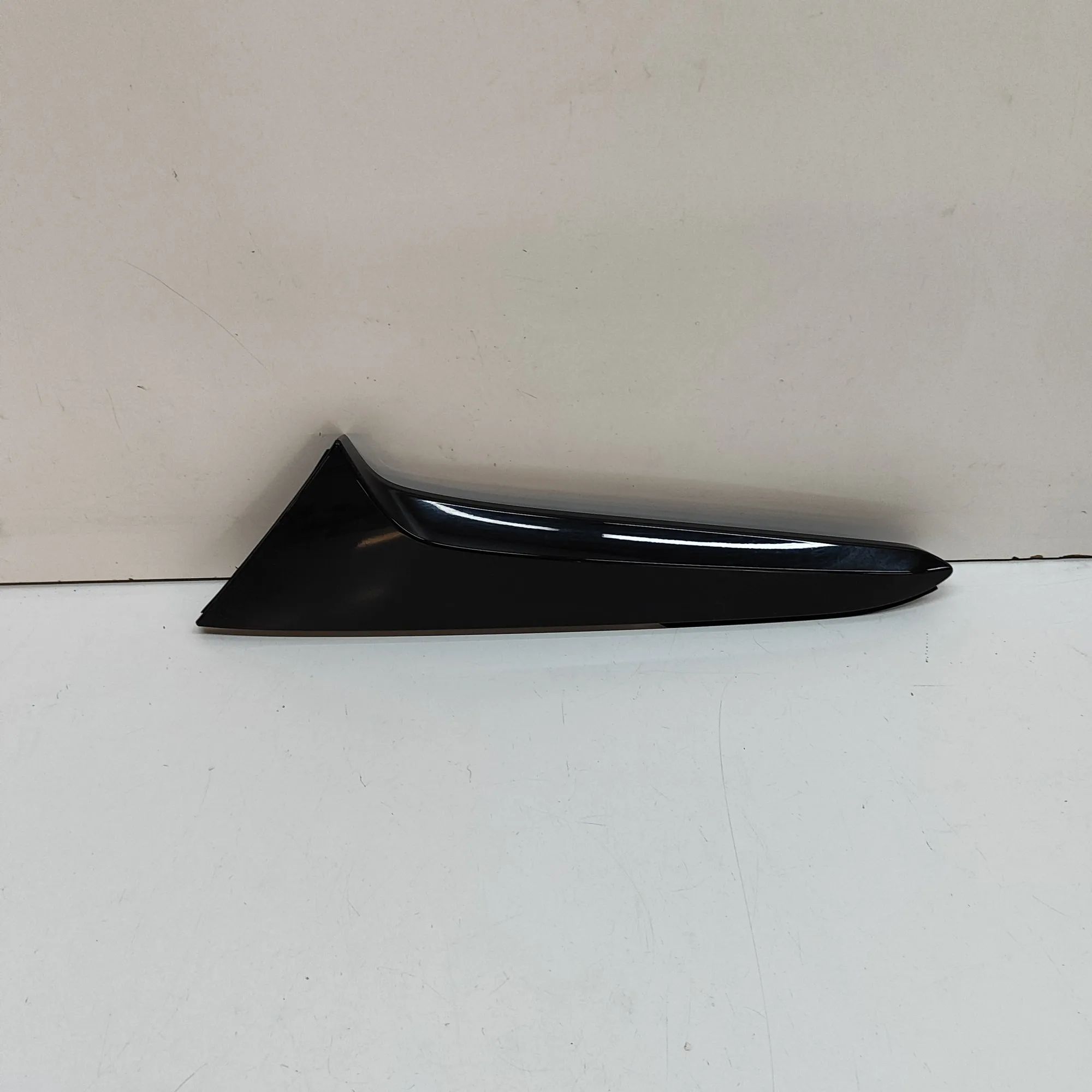 Mazda 3 (BP) Tailgate drip rail trim — left Tailgate drip rail trim — left — MAZDA CX-3 (0 ...