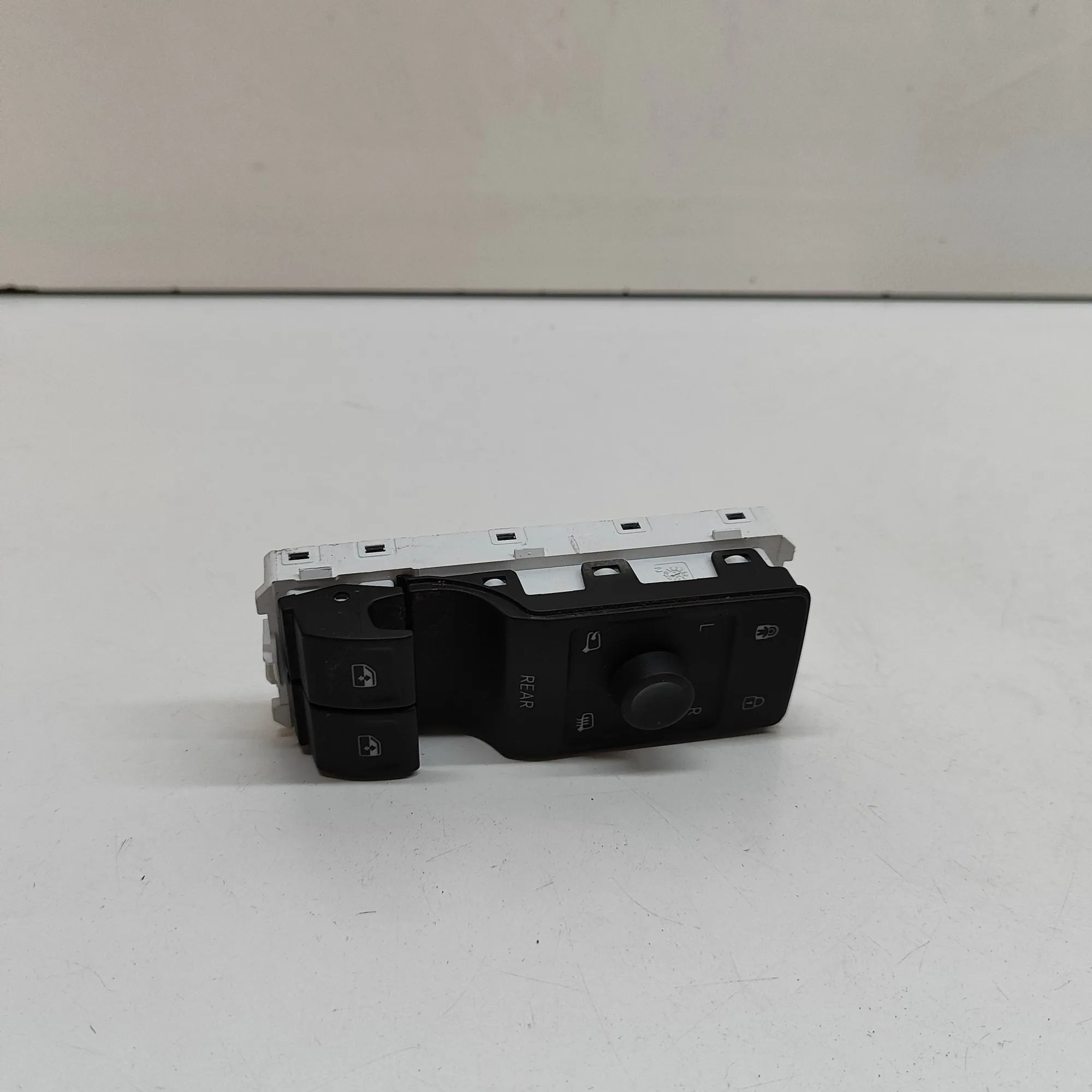 Volkswagen ID.4 Door window switch — front right Door window switch — front right — VW ID.4 (E21...