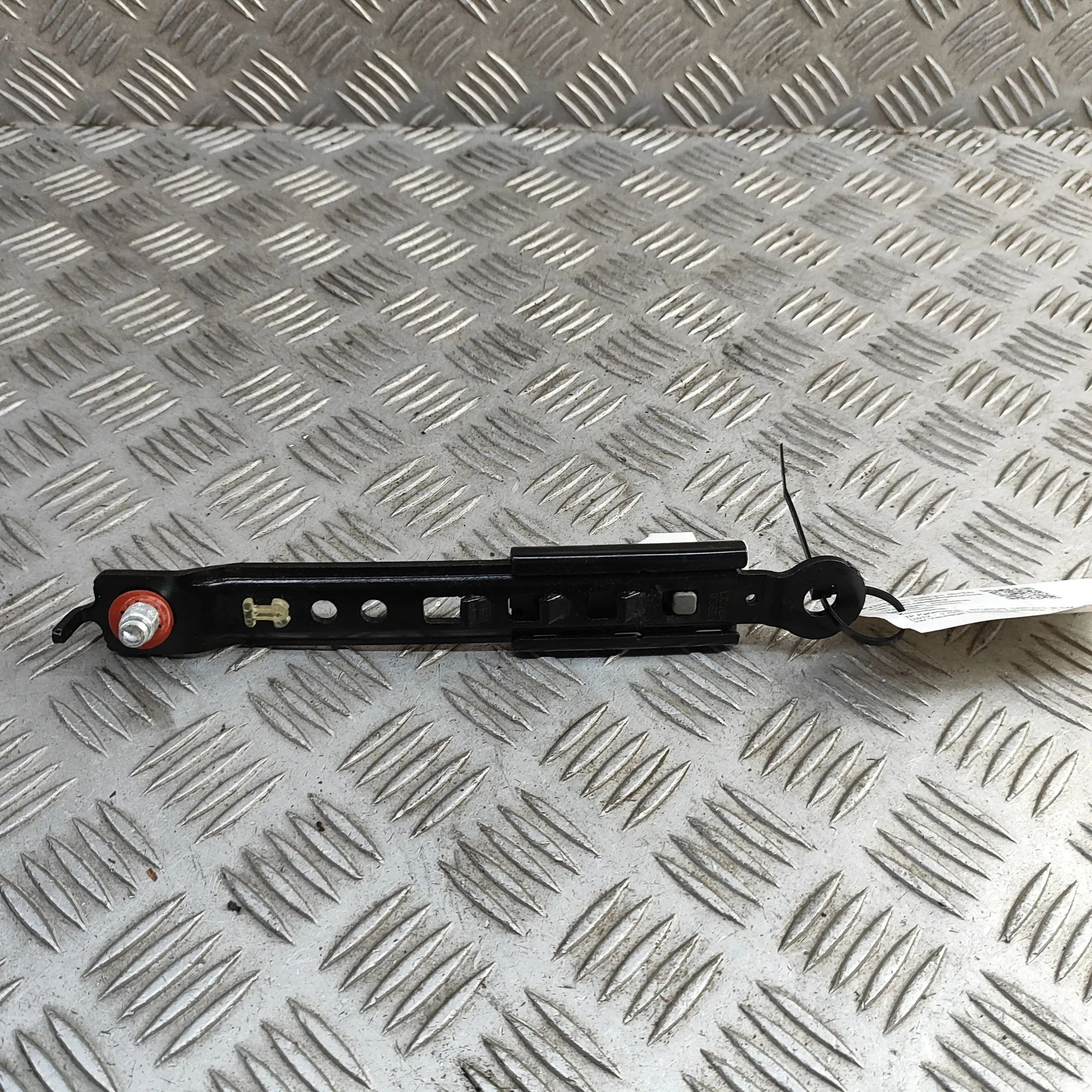 Hyundai Santa Fe Seat belt height adjuster — front left Seat belt height adjuster — front left — HYUNDA...