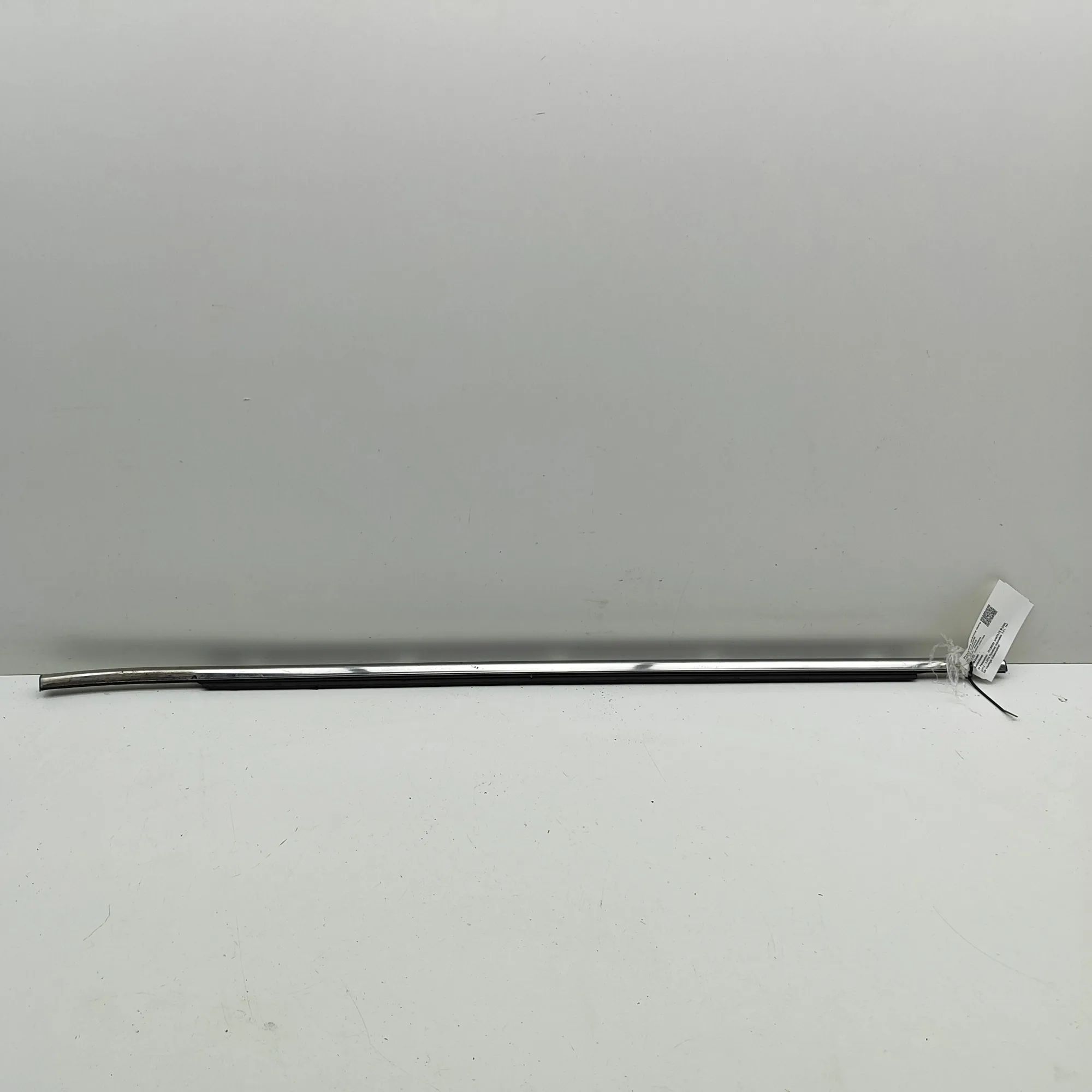 Hyundai Santa Fe Door window moulding — front — right Door window moulding — front — right — HYUNDAI ...