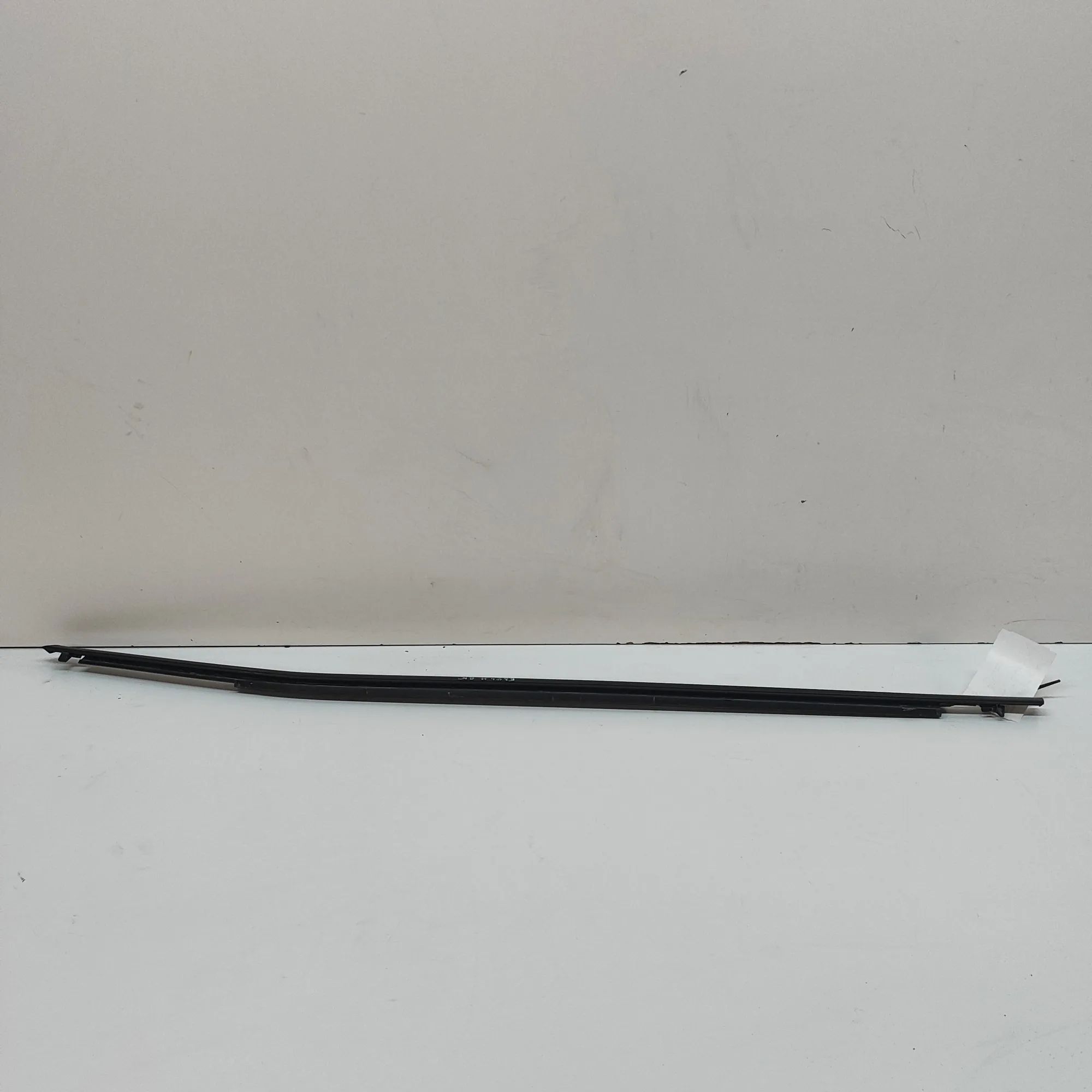 Toyota RAV4 (XA40) Door window strip — front left Door window strip — front left — TOYOTA RAV (4 ...