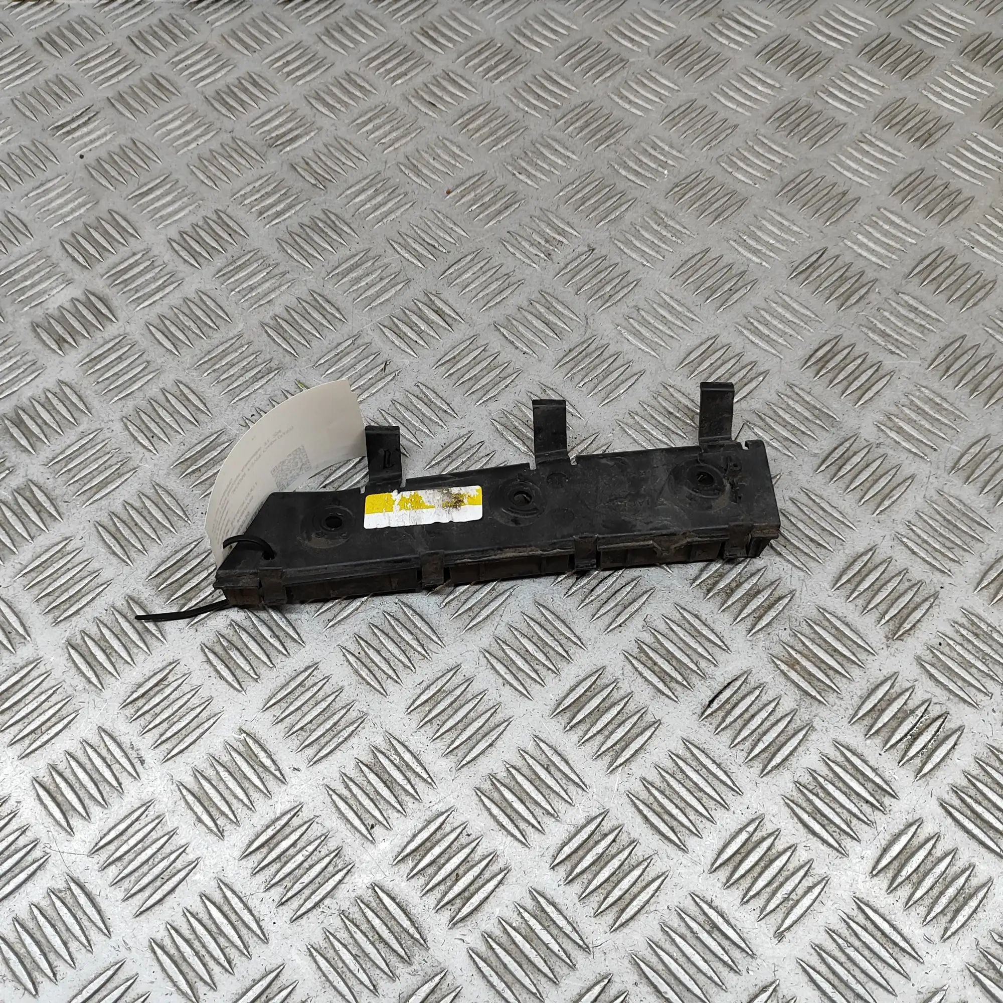 Jaguar F-Type Side skirt holder — rear right Side skirt holder — rear right — JAGUAR F-TYPE ...