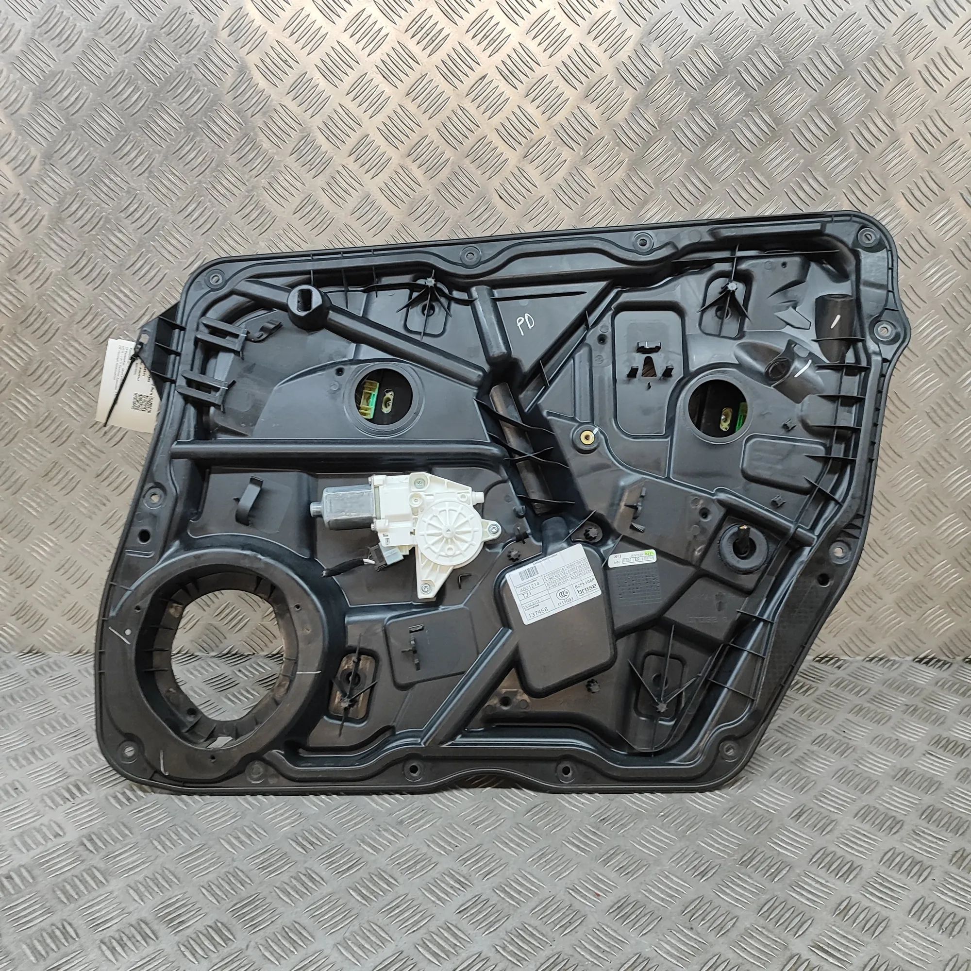 Mercedes-Benz ML / GLE (W166) Front Right Door Window Regulator Front Right Door Window Regulator — MERCEDES BE...