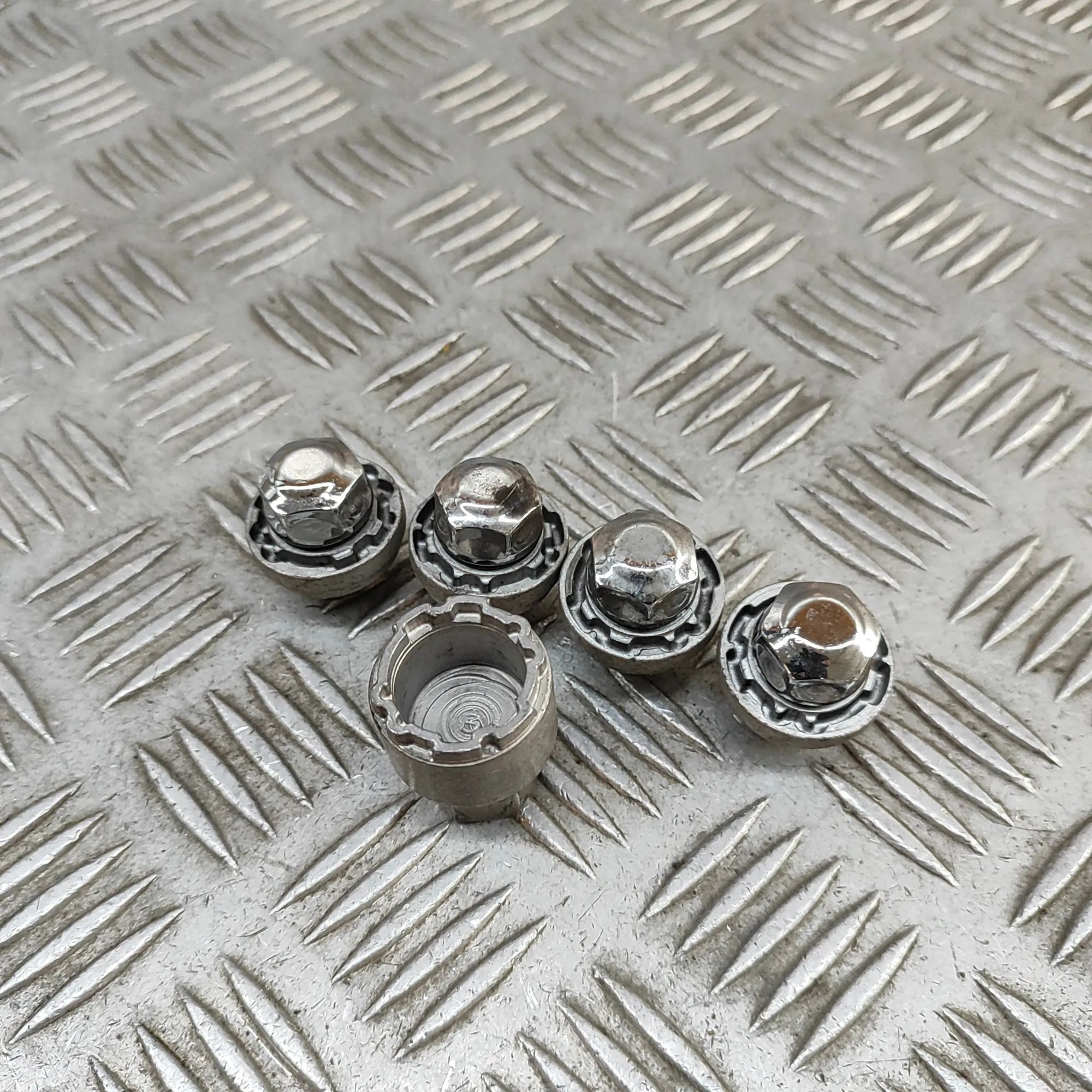 Kia Sportage Locking wheel bolt set Locking wheel bolt set — KIA SPORTAGE (V NQ5) (...