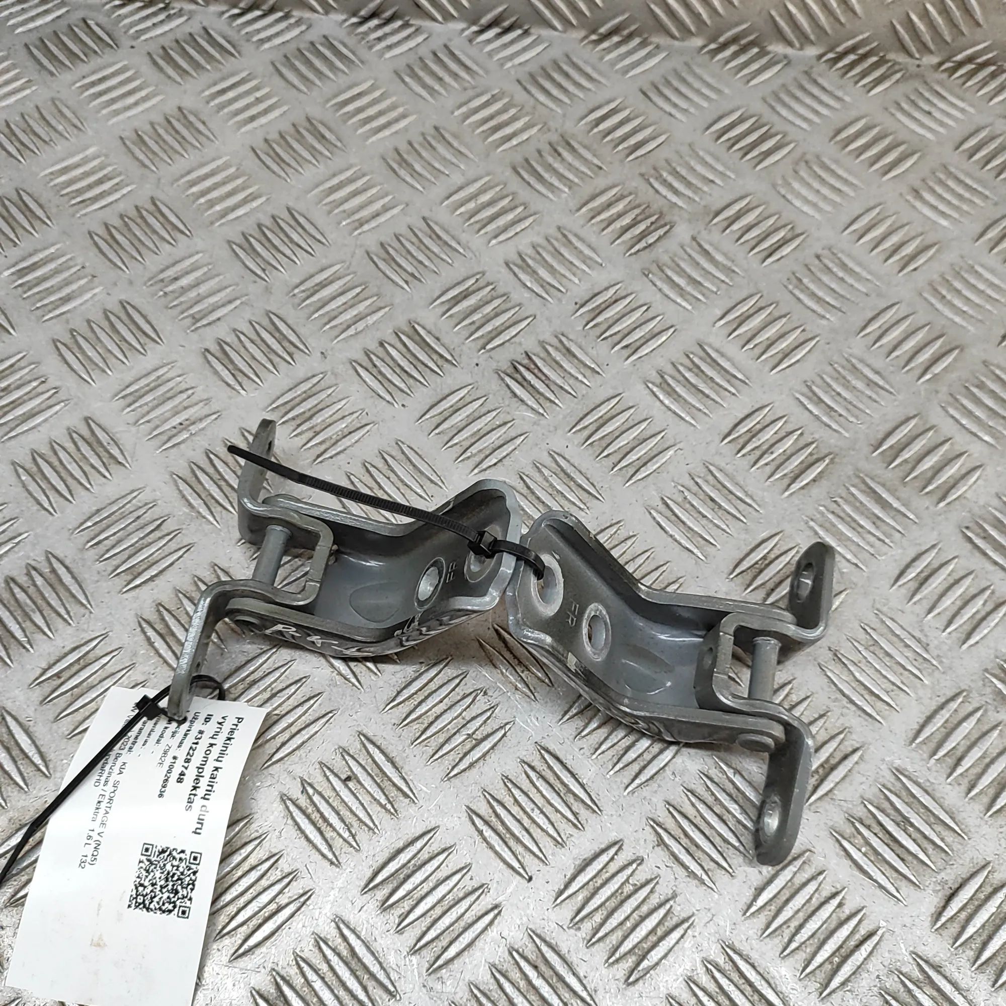 Kia Sportage Door hinge set — front left Door hinge set — front left — KIA SPORTAGE (V N...