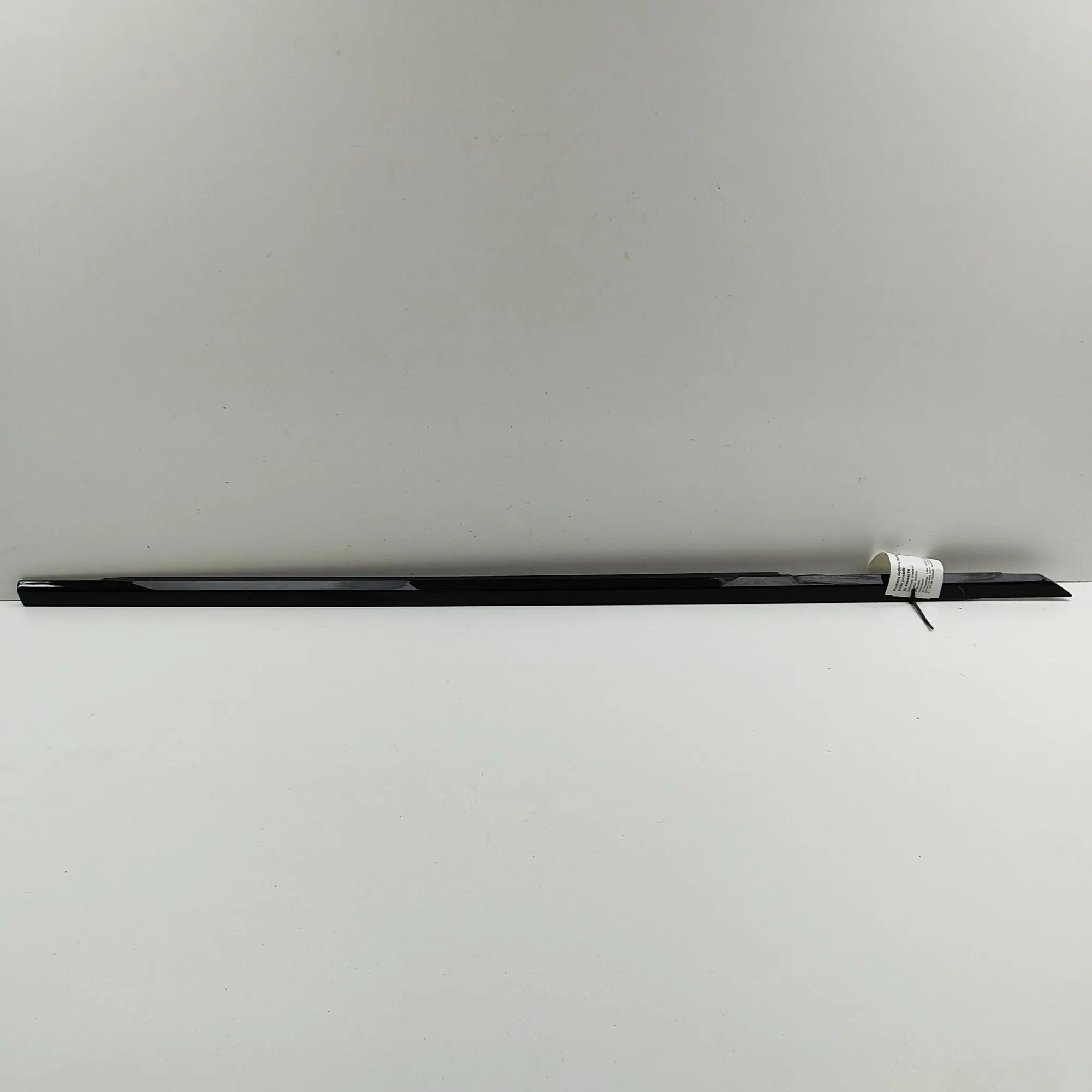 Land Rover Range Rover Sport (L494) Door window moulding — front — right Door window moulding — front — right — LAND ROV...