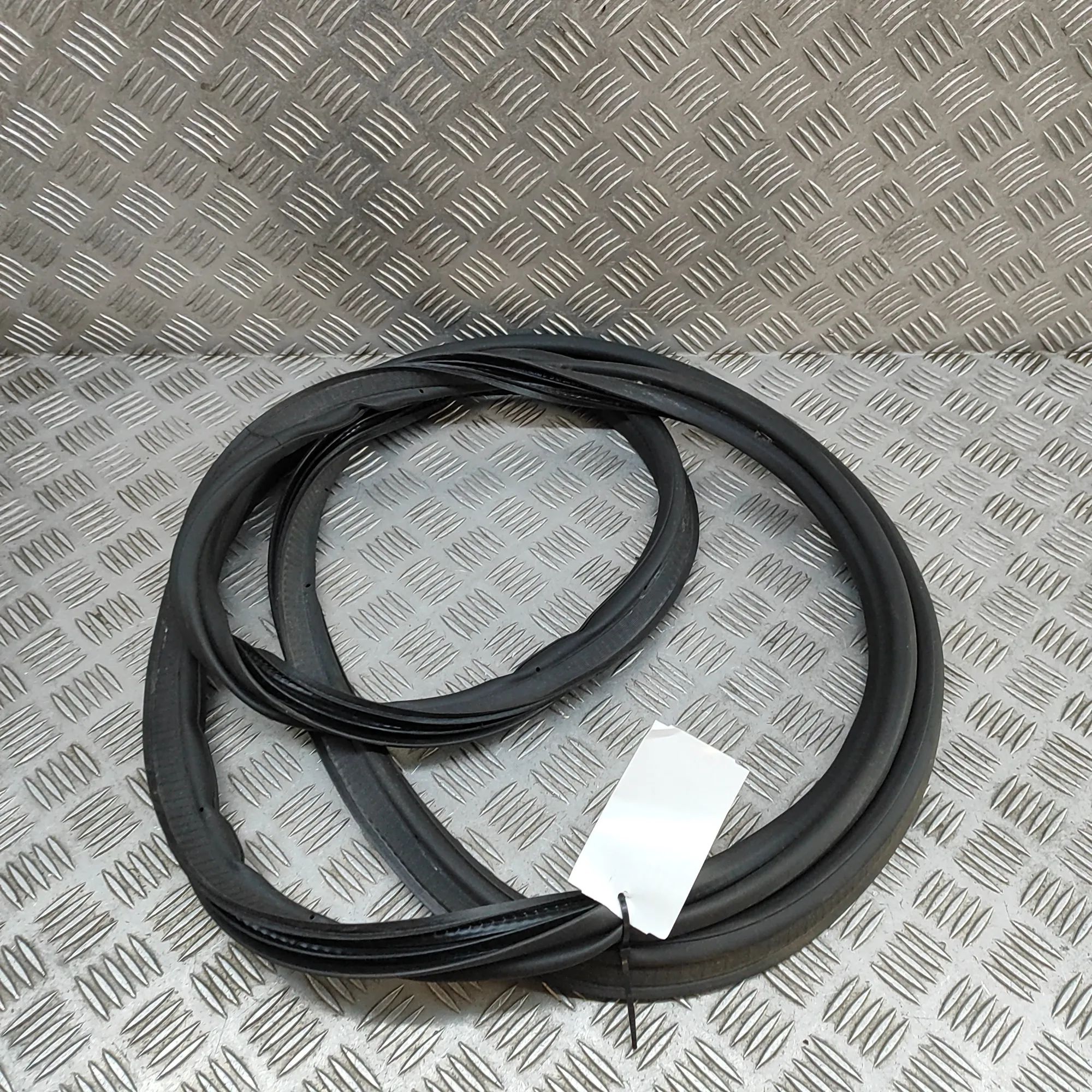 Kia Sportage Tailgate rubber seal Tailgate rubber seal — KIA SPORTAGE (V NQ5) (20...