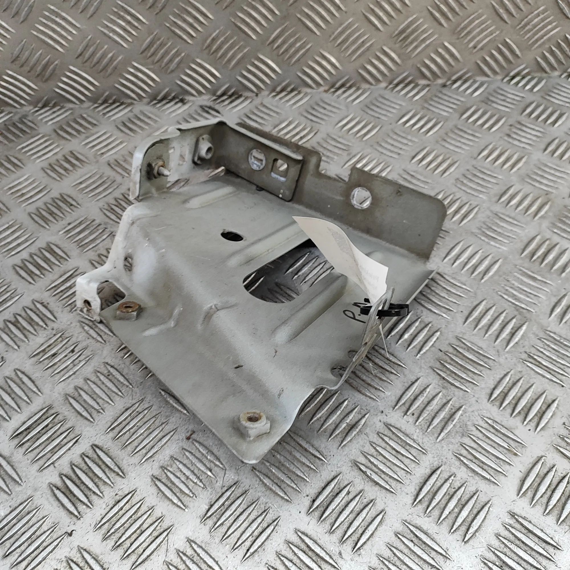 Opel Movano (B) Fender bracket — front right Fender bracket — front right — OPEL MOVANO (B V...