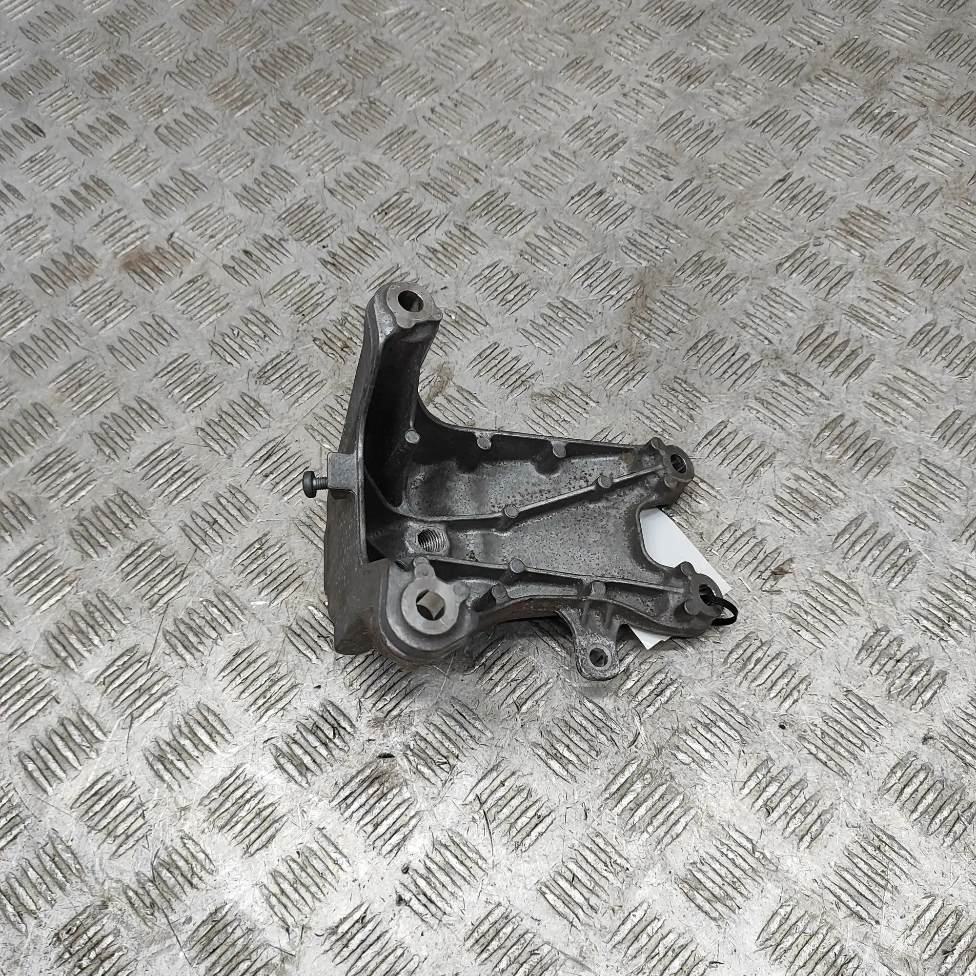 Porsche Macan Right Side Engine Bracket Right Side Engine Bracket — PORSCHE MACAN (DKN)...