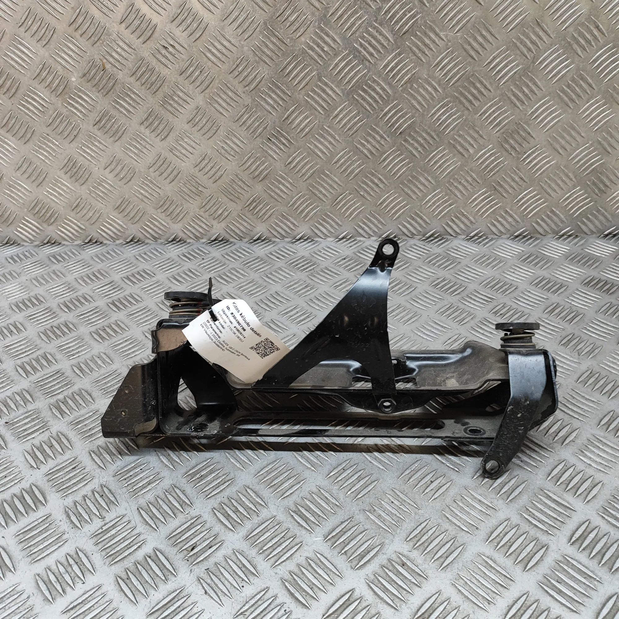Audi Q8 Air Conditioner Compressor Bracket Air Conditioner Compressor Bracket — AUDI Q8 (E...