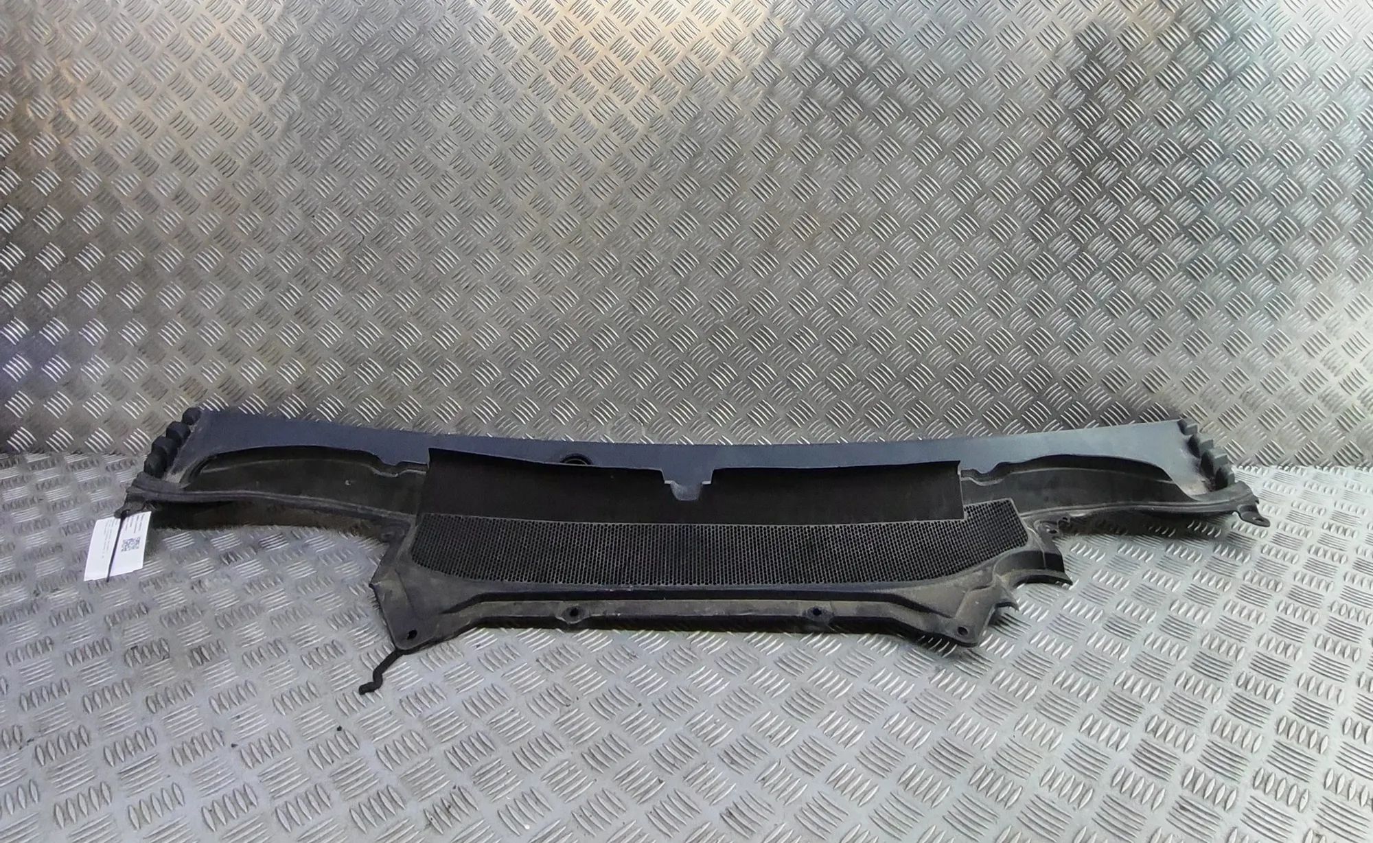 Land Rover Discovery Front Wiper Cowl Trim