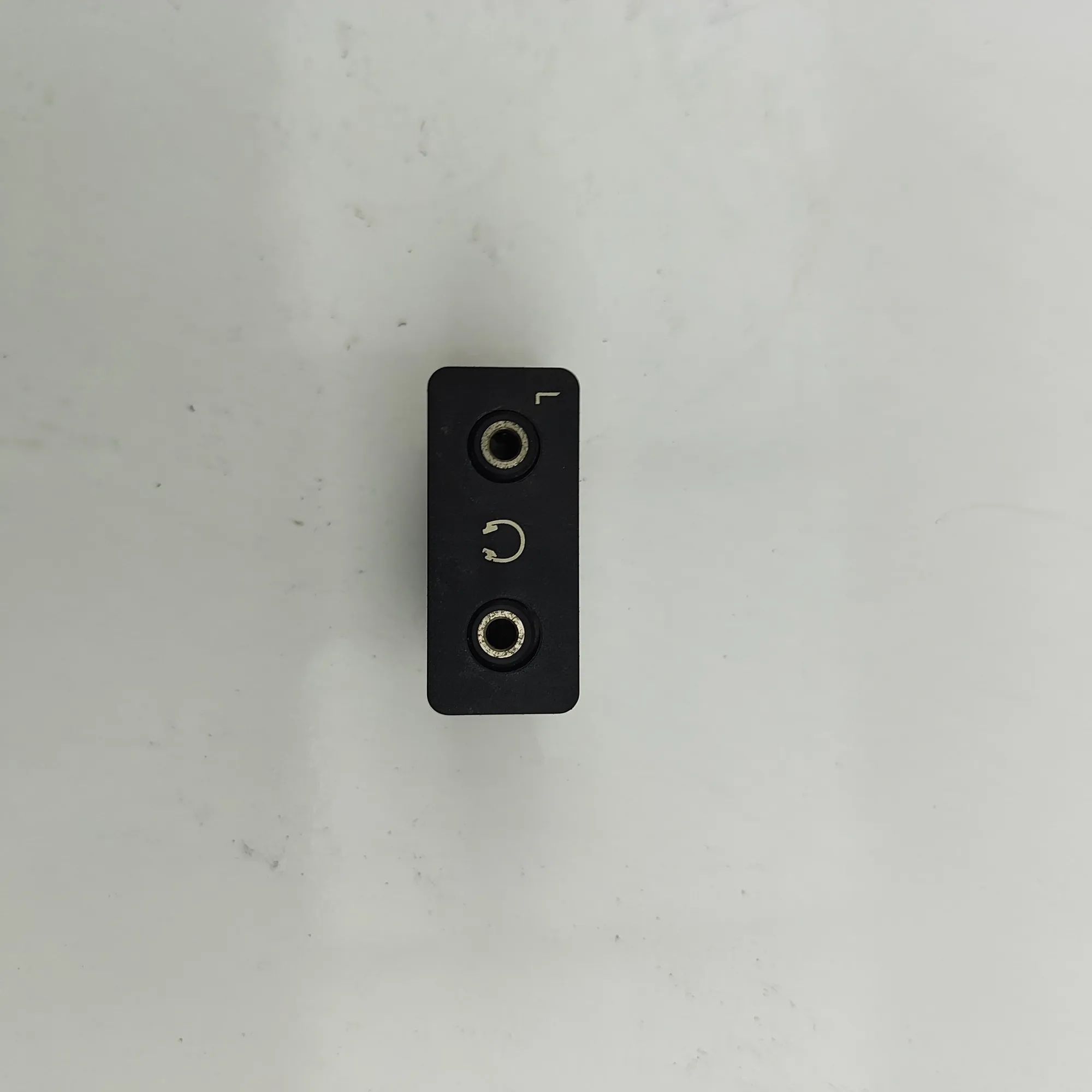 BMW X6 (E71 / E72) USB/AUX input socket USB/AUX input socket — BMW X6 (E71, E72) (2007-...