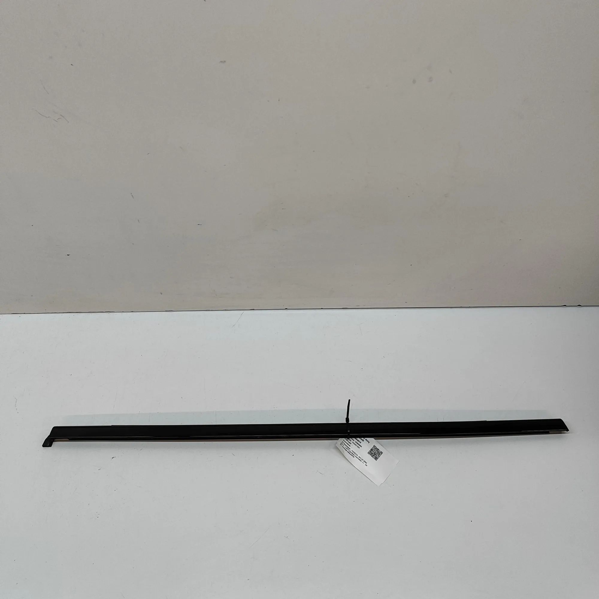 Porsche Macan Door window strip — rear left Door window strip — rear left — PORSCHE MACAN (...