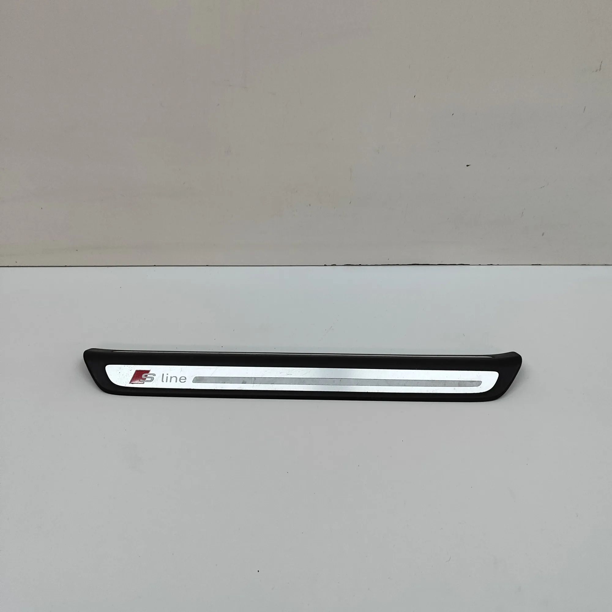 Audi Q3 (8U) Sill trim — front right Sill trim — front right — AUDI Q3 (8U) (2011-20...