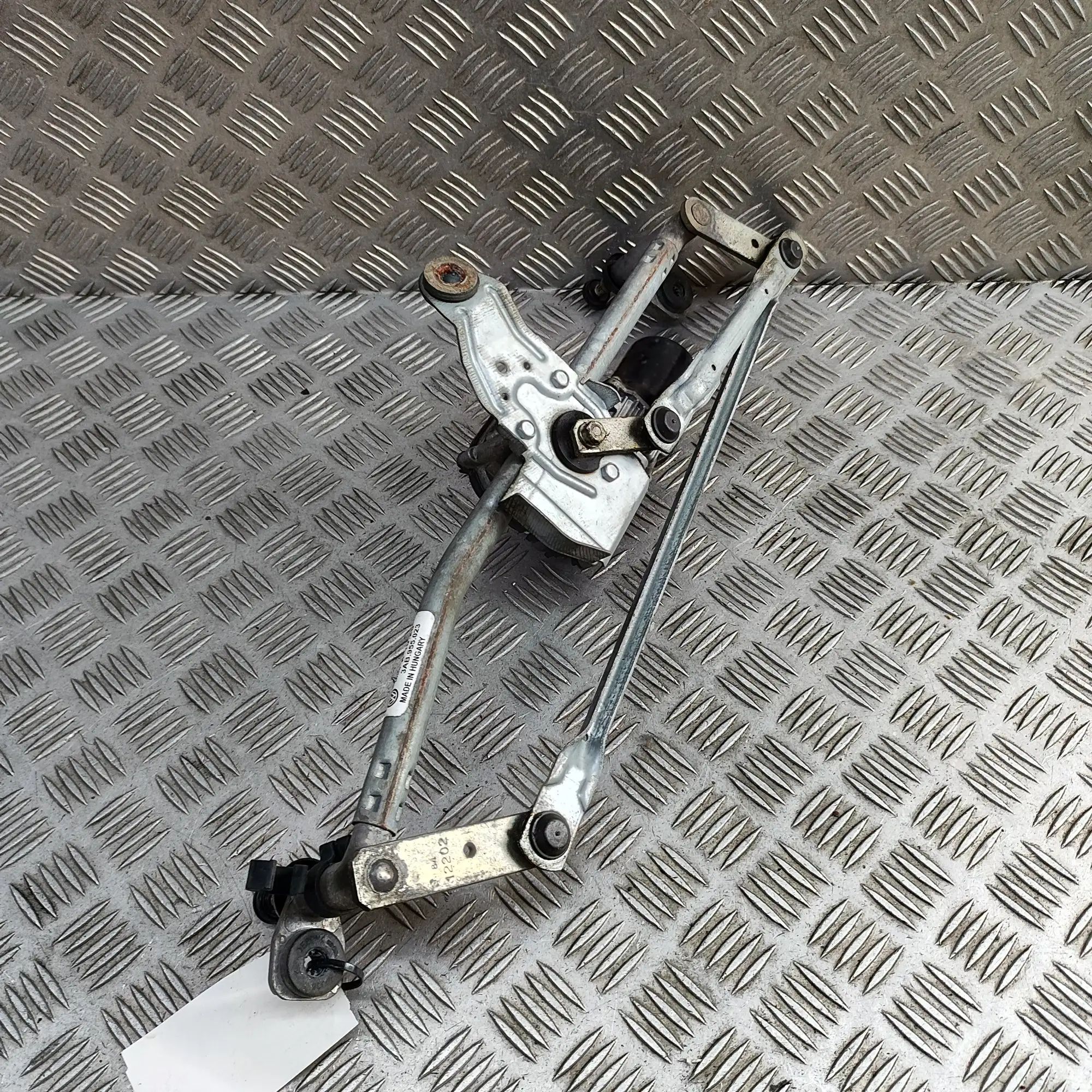 Volkswagen Passat (B7) Front Windshield Wiper Mechanism Front Windshield Wiper Mechanism — VW PASSAT (V...