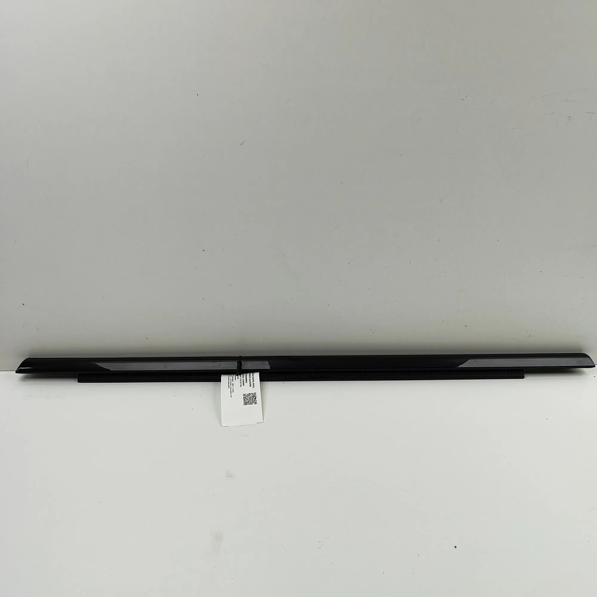 BMW i4 (G26) Upper door trim strip — rear left Upper door trim strip — rear left — BMW I4 (G26...