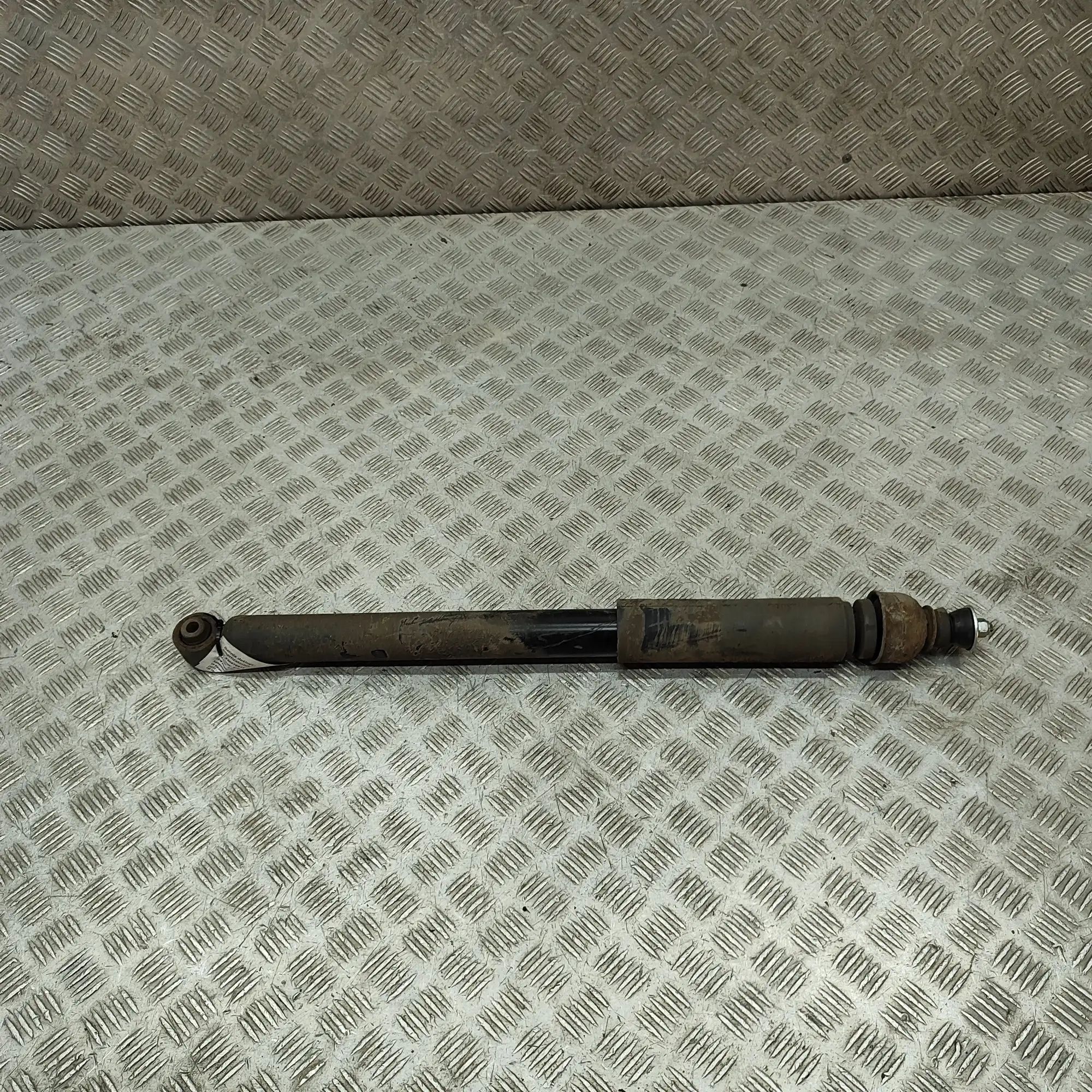 Nissan Juke Shock absorber — rear right Shock absorber — rear right — NISSAN JUKE (F15)...