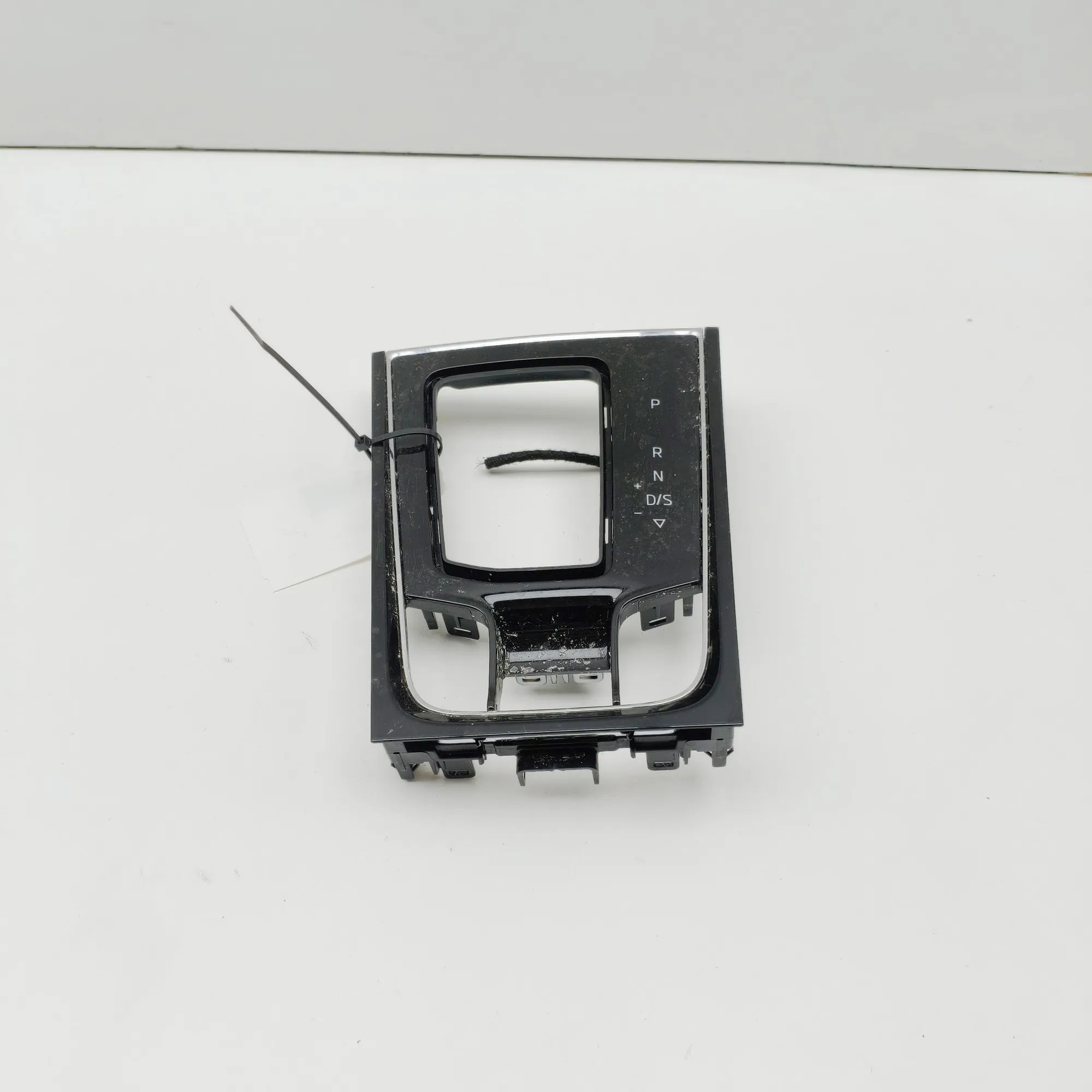Skoda Karoq Gear Shifting Level Plastic Trim Gear Shifting Level Plastic Trim — SKODA KAROQ ...