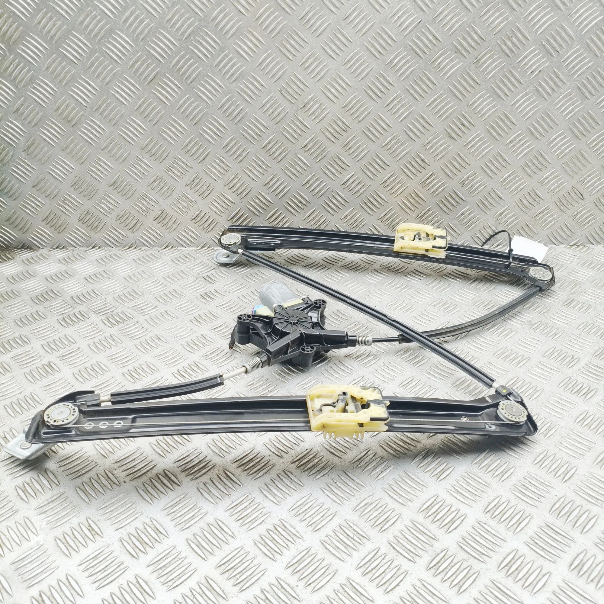 Skoda Karoq Front Right Door Window Regulator Front Right Door Window Regulator — SKODA KAROQ...