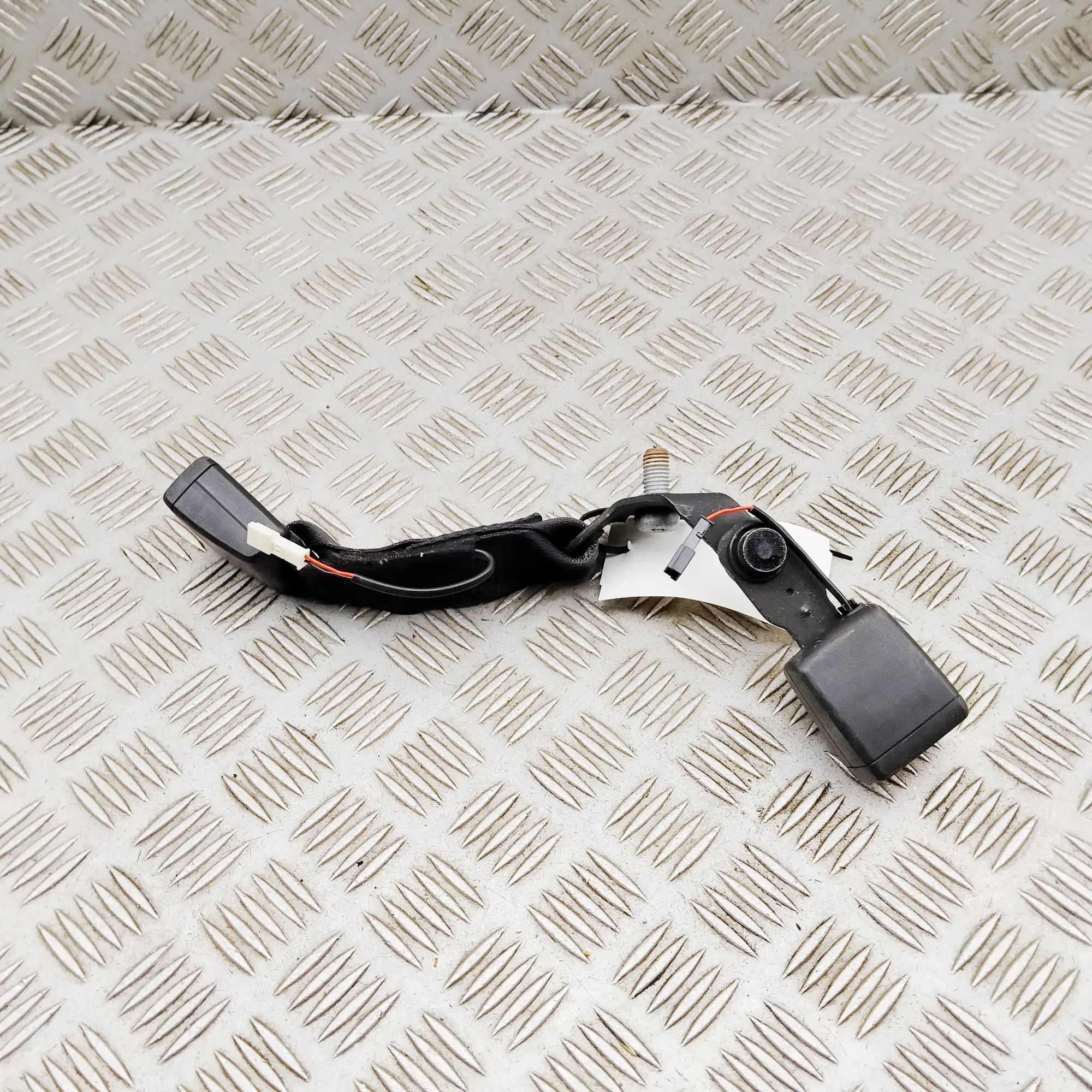 BMW 2 (F44) Rear centre seat-belt buckle Rear centre seat-belt buckle — BMW 2 SERIES (Gr...