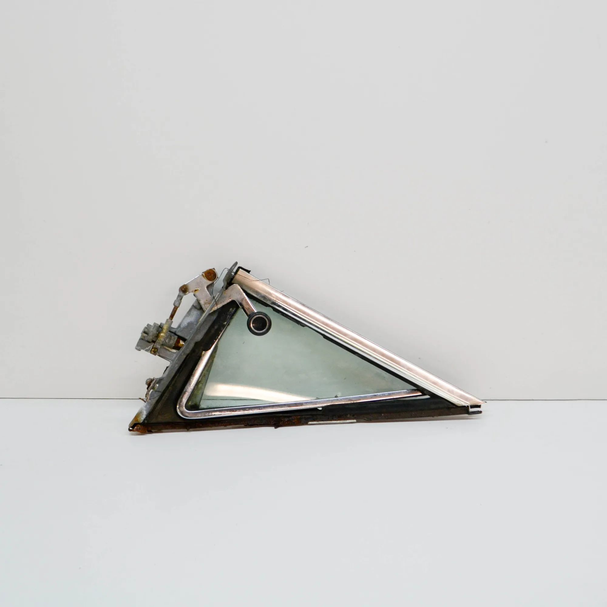 Mercedes-Benz 200 - 280 (W114, W115) Door quarter window — front left Door quarter window — front left — MERCEDES BEN...