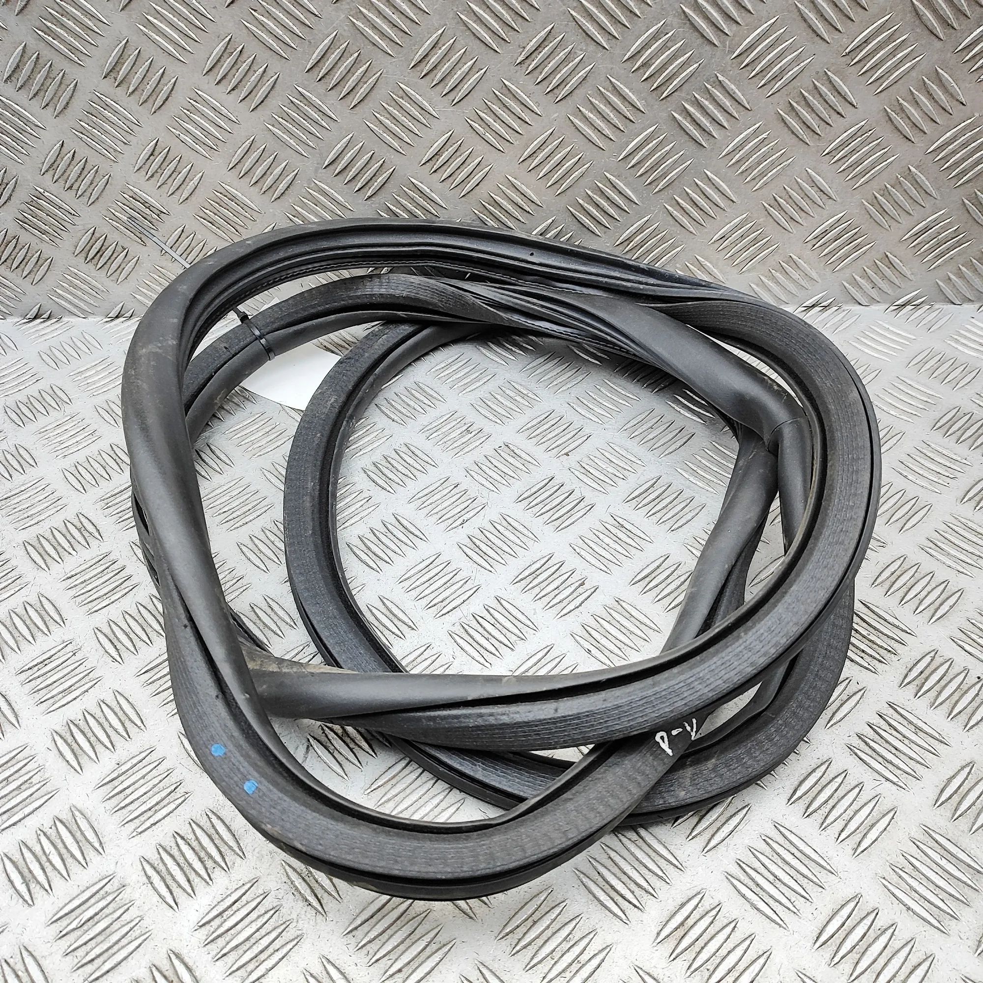 Peugeot 208 Door rubber seal — front right Door rubber seal — front right — PEUGEOT 208 (I...