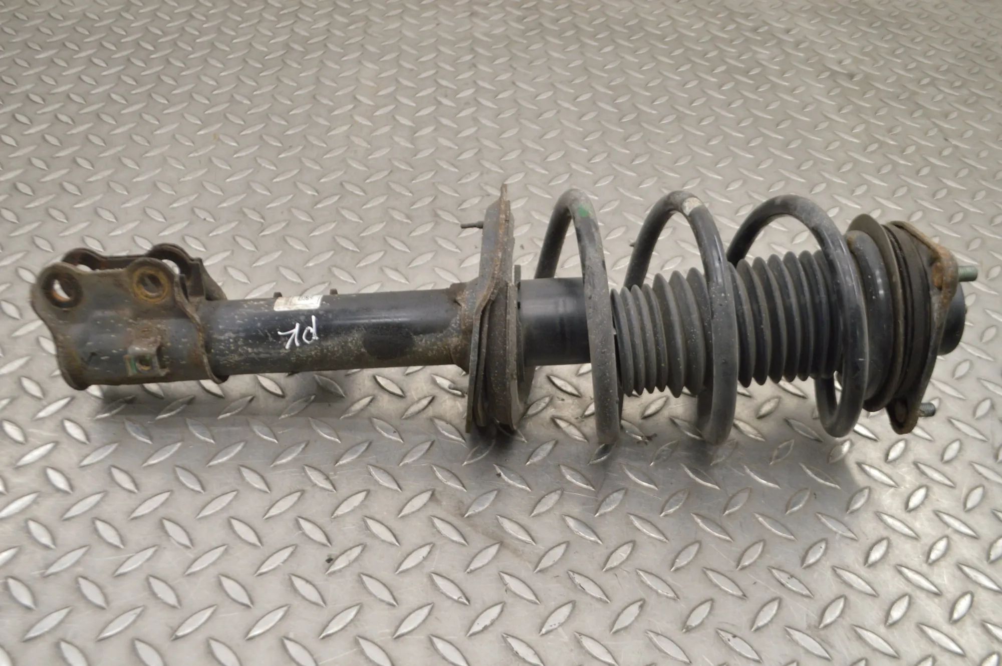 Hyundai ix35 Shock absorber — front left Shock absorber — front left — HYUNDAI IX35 (LM,...