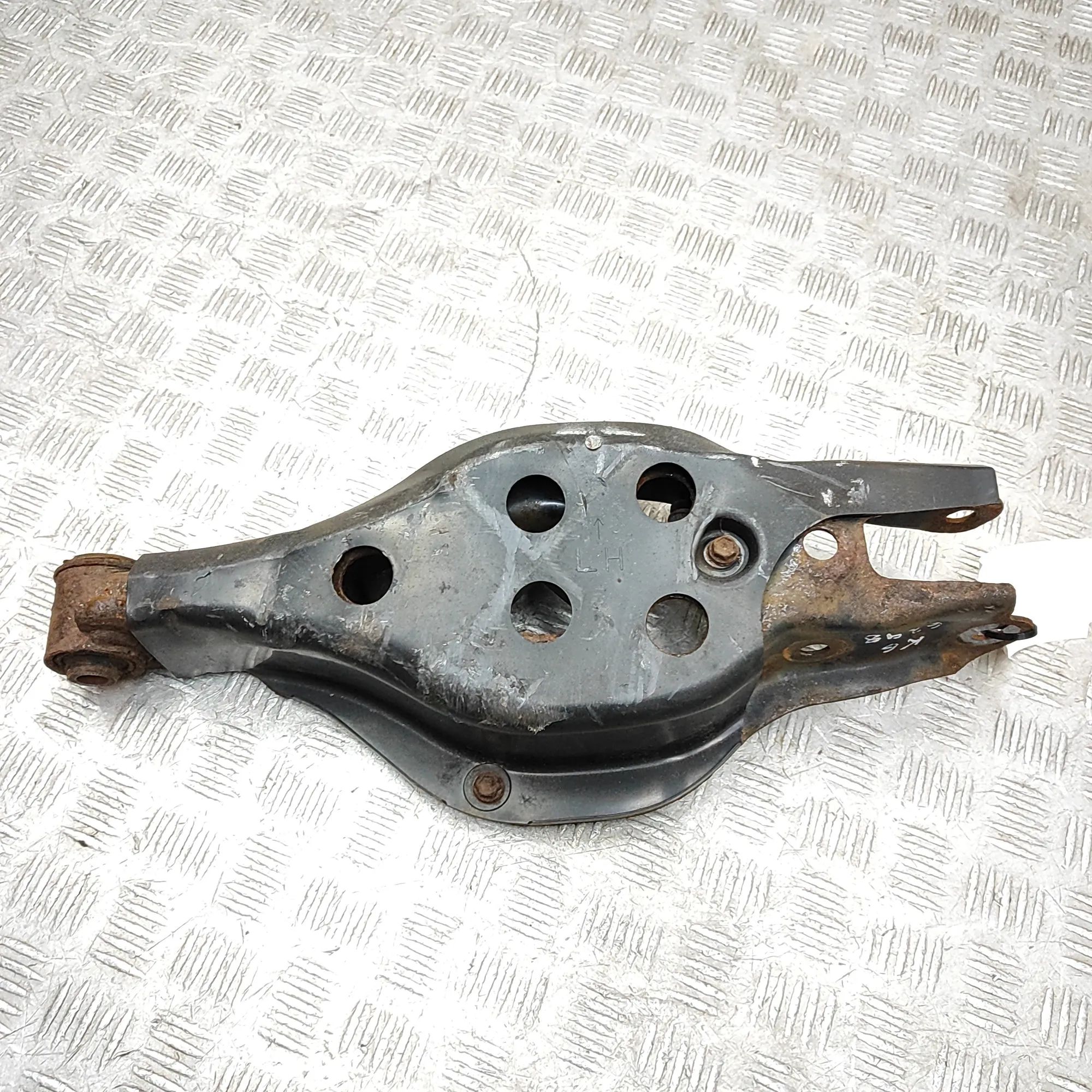 Lexus GS Rear Left Lower Control Arm Rear Left Lower Control Arm — LEXUS GS (_L1_) (...