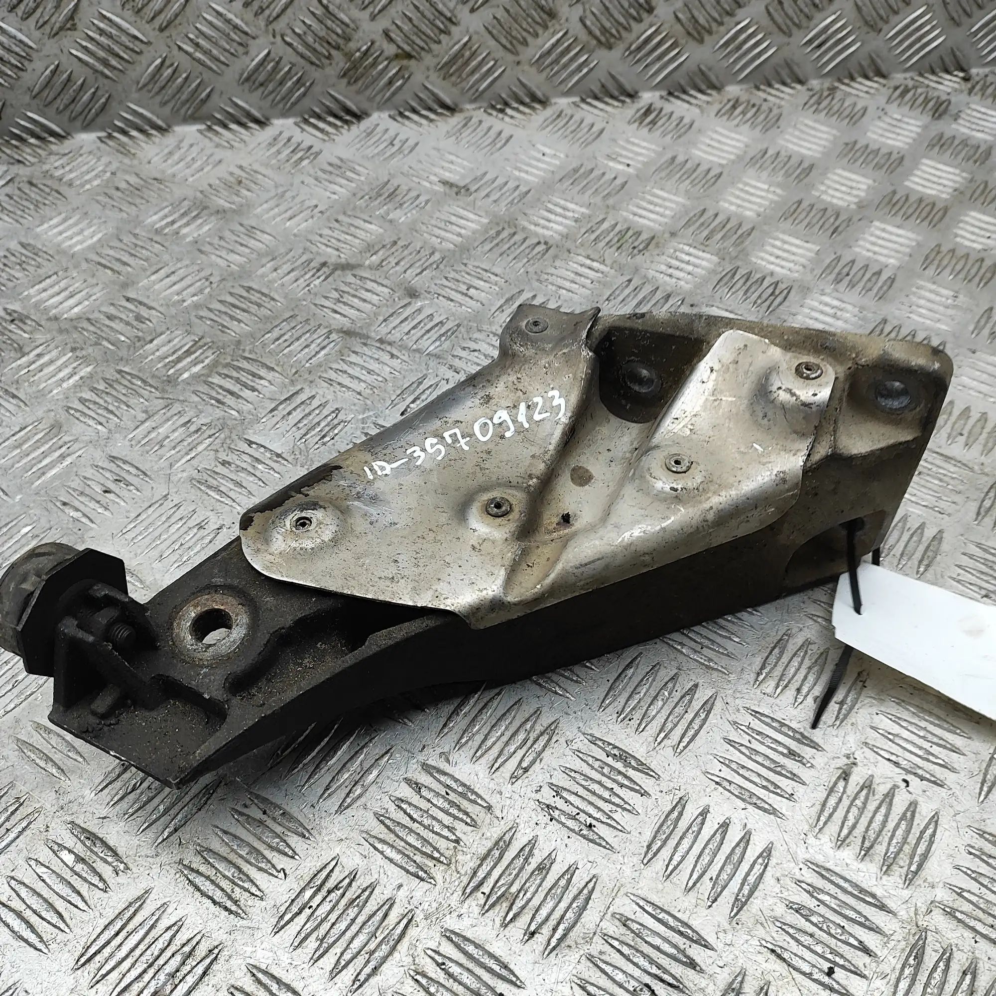 BMW X6 (E71 / E72) Right Side Engine Bracket Right Side Engine Bracket — BMW X6 (E71, E72) (...