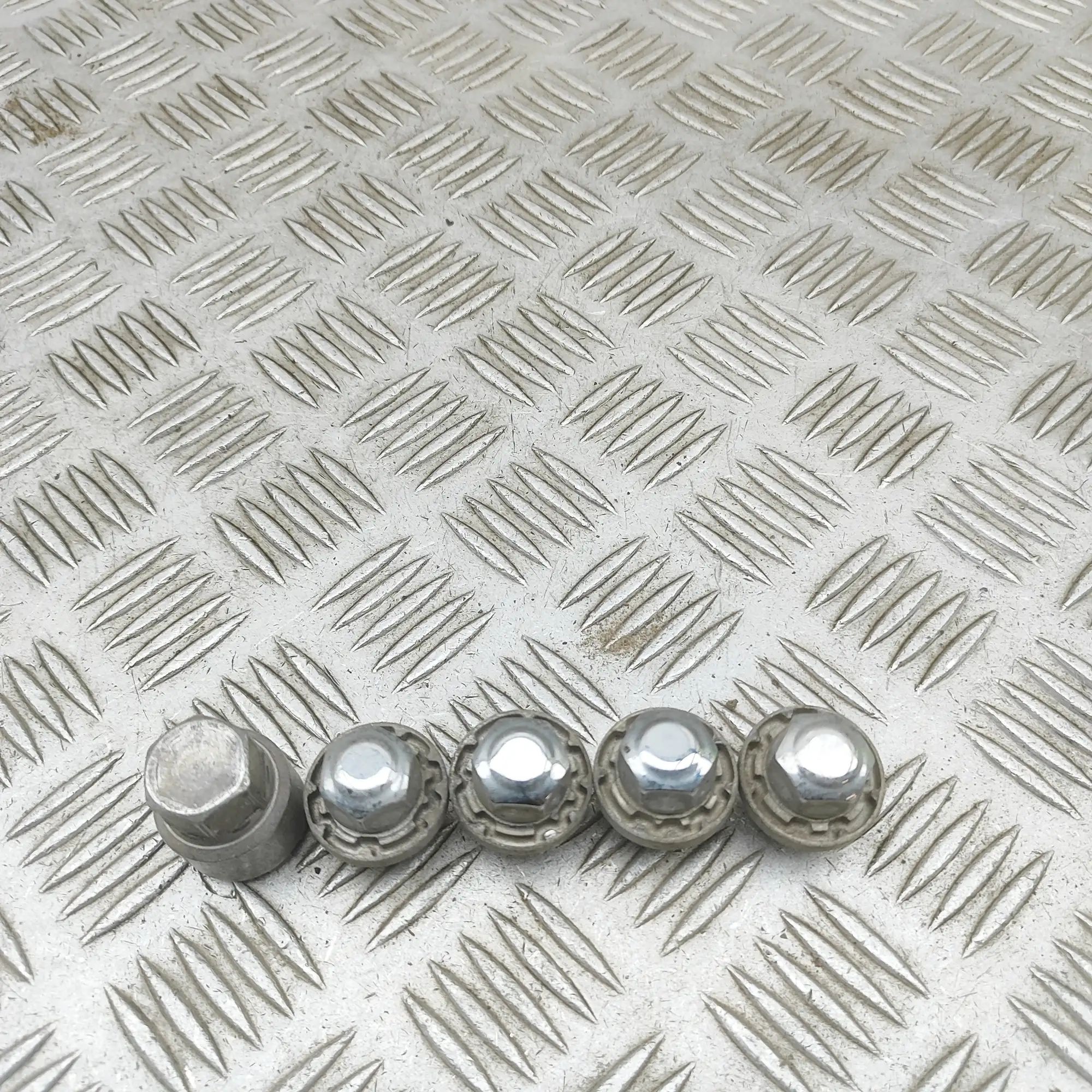 Hyundai Ioniq Locking wheel bolt set Locking wheel bolt set — HYUNDAI IONIQ (5 NE) (...