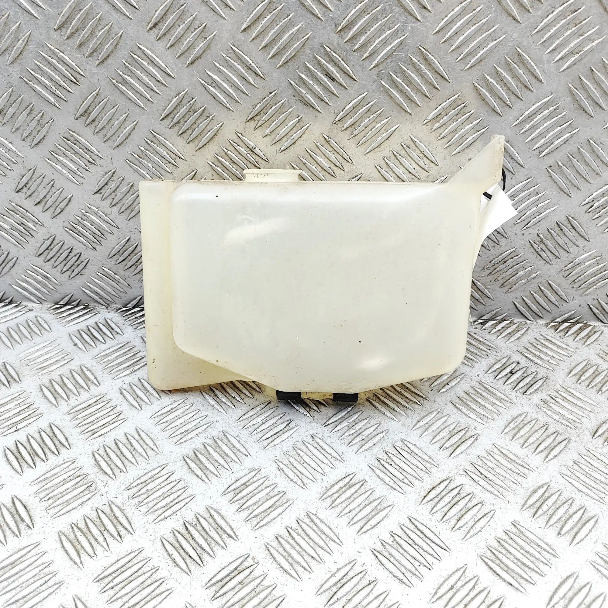 Jaguar XK Expansion Tank Expansion tank — JAGUAR XK (8 Coupe X100) (1996...