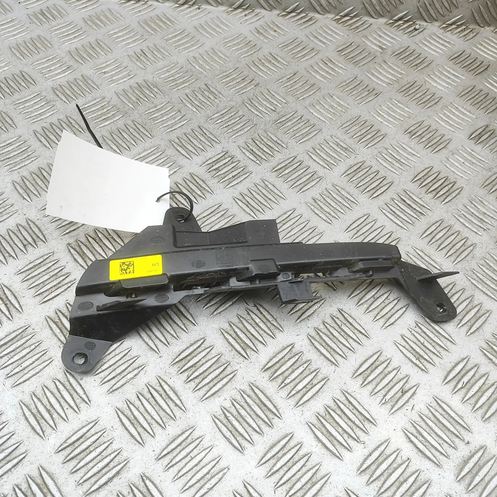 Land Rover Range Rover Evoque Front Left Bumper Bracket Front Left Bumper Bracket — LAND ROVER RANGE RO...