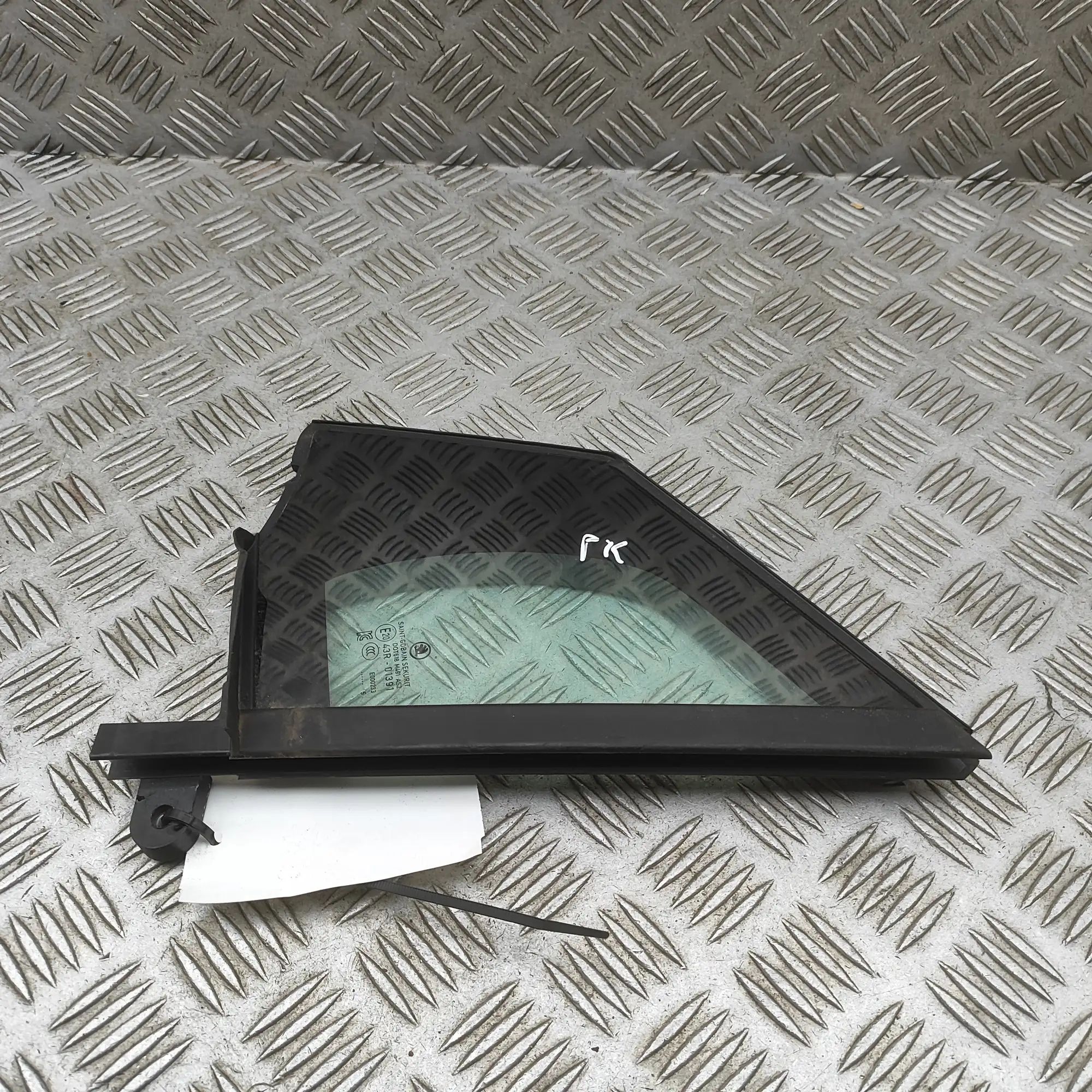 Skoda Elroq  Door quarter window — front left Door quarter window — front left — SKODA ELROQ ...