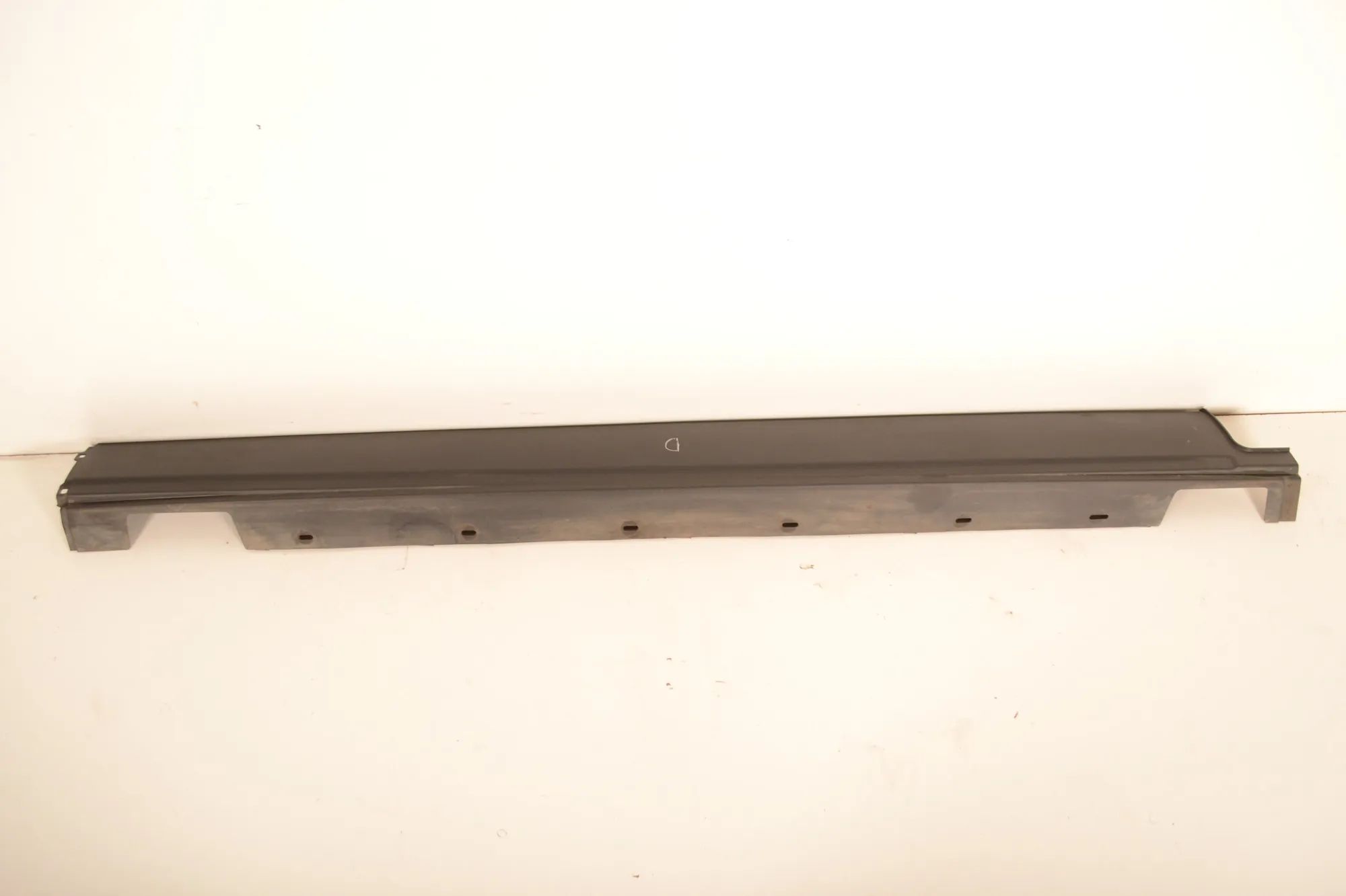 Land Rover Range Rover Sport (L494) Right Side Plastic Sideskirt Cover Right Side Plastic Sideskirt Cover — LAND ROVER...