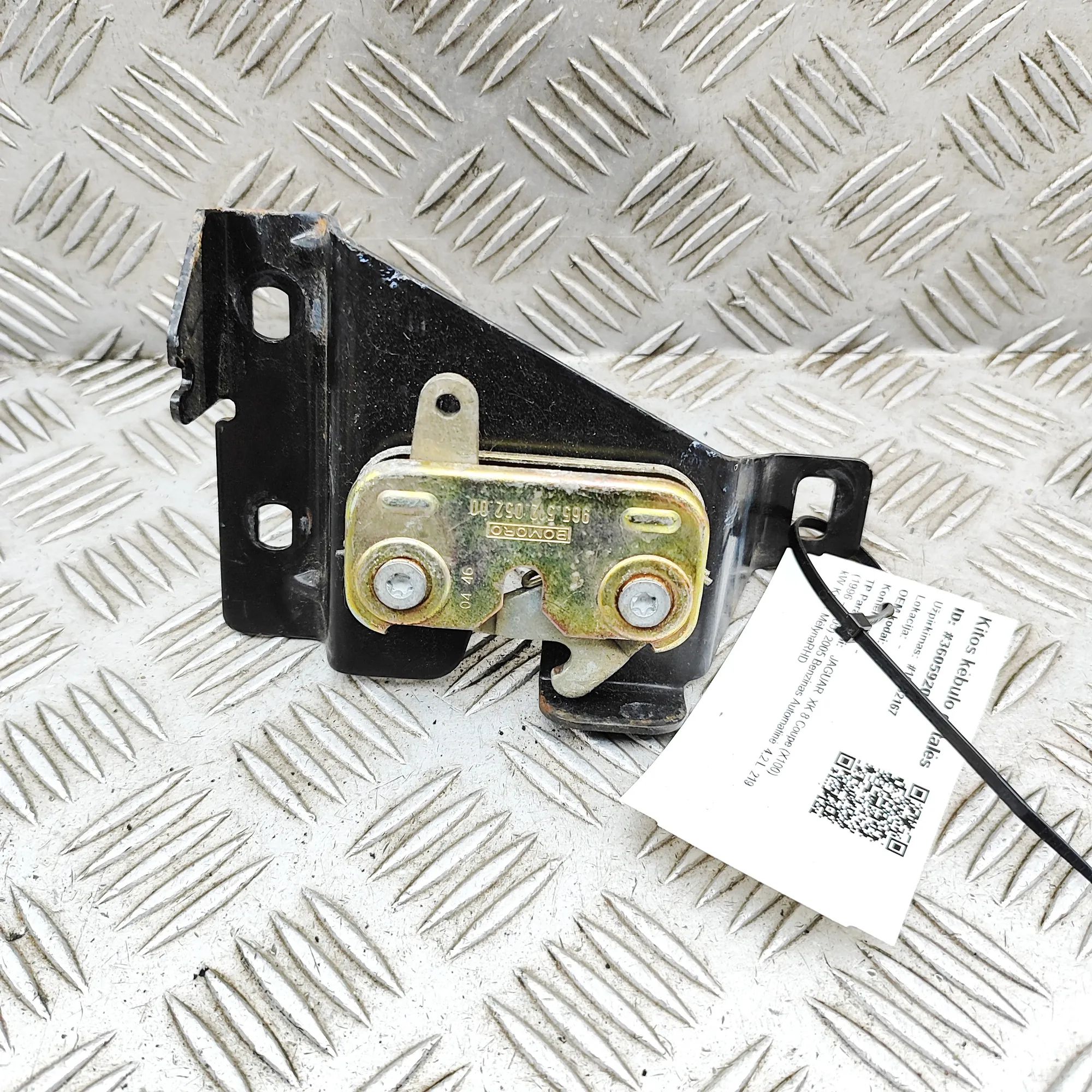Jaguar XK bonnet lock Bonnet lock — JAGUAR XK (8 Coupe X100) (1996-20...