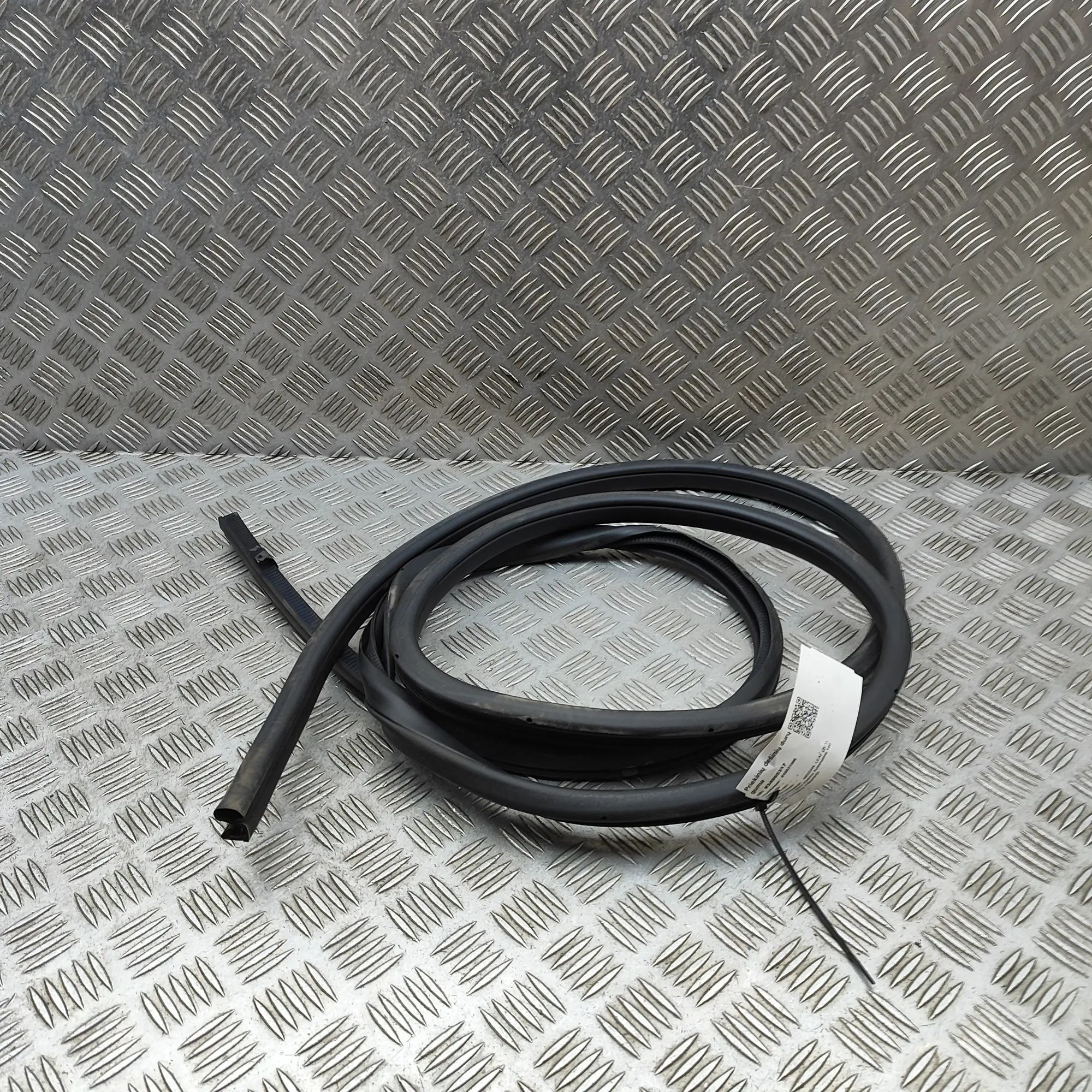 Nissan Leaf Door rubber seal — front right Door rubber seal — front right — NISSAN LEAF (Z...