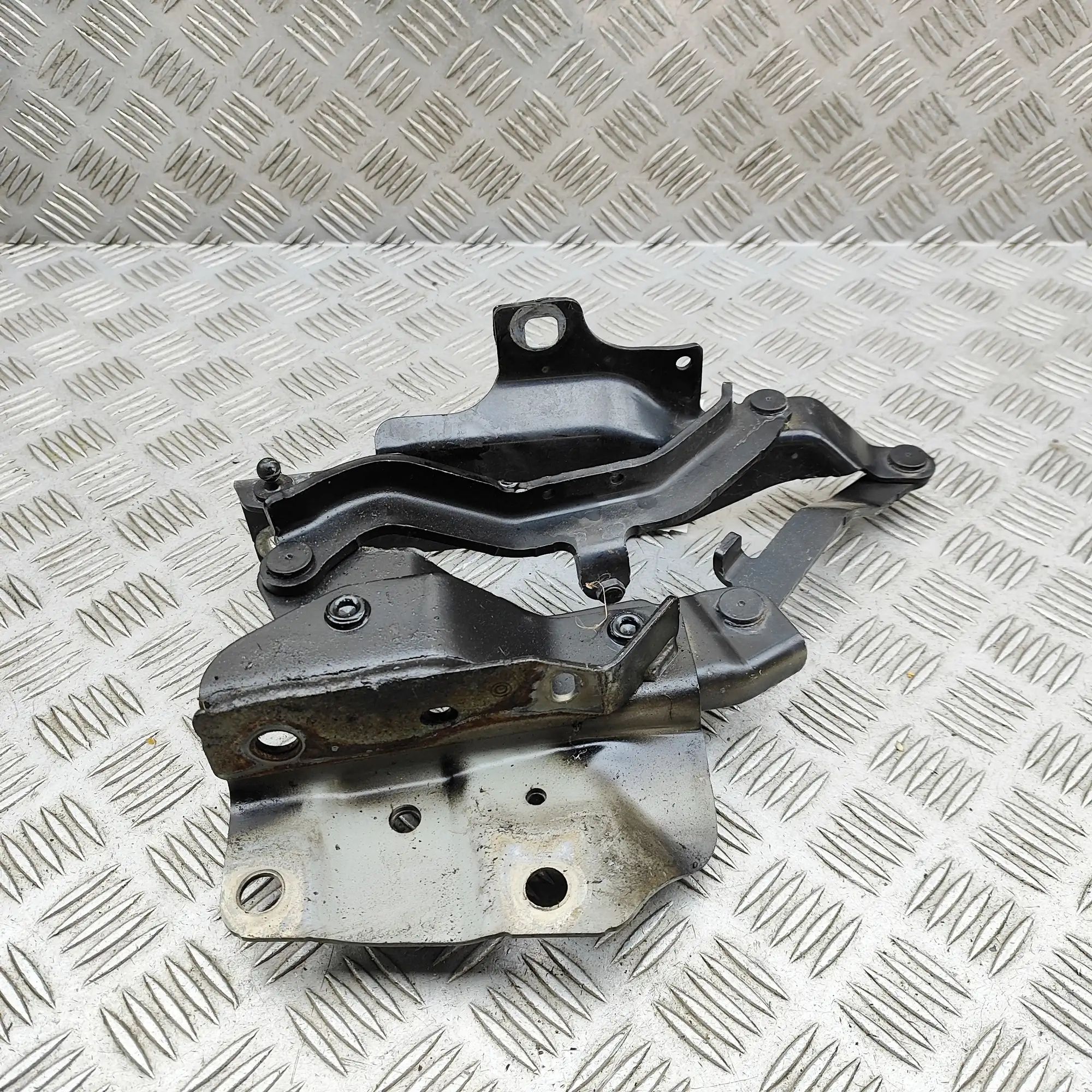 Land Rover Discovery Bonnet hinge — front right Bonnet hinge — front right — LAND ROVER DISCOVE...