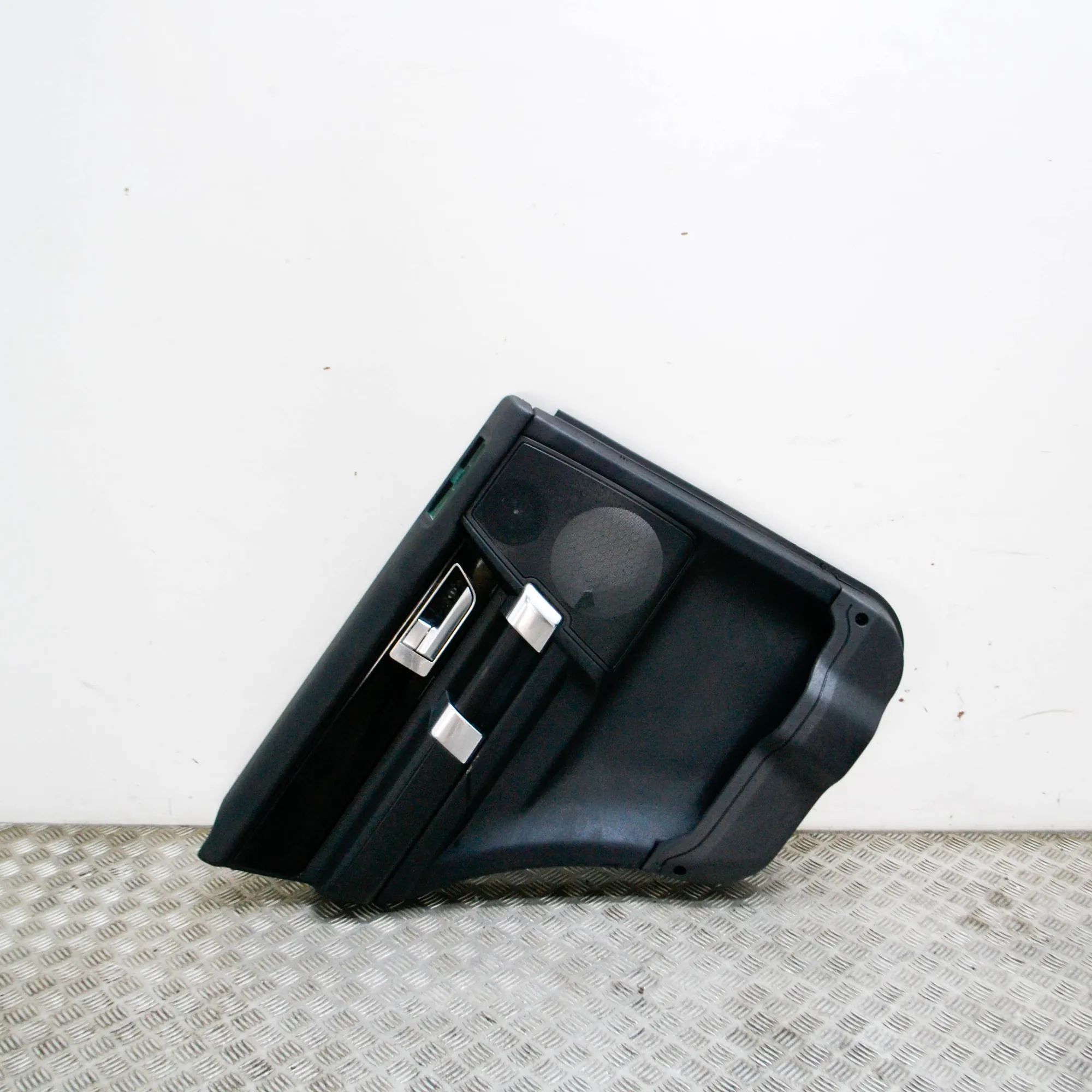 Land Rover Discovery Rear Left Door Panel Rear Left Door Panel — LAND ROVER DISCOVERY (IV...