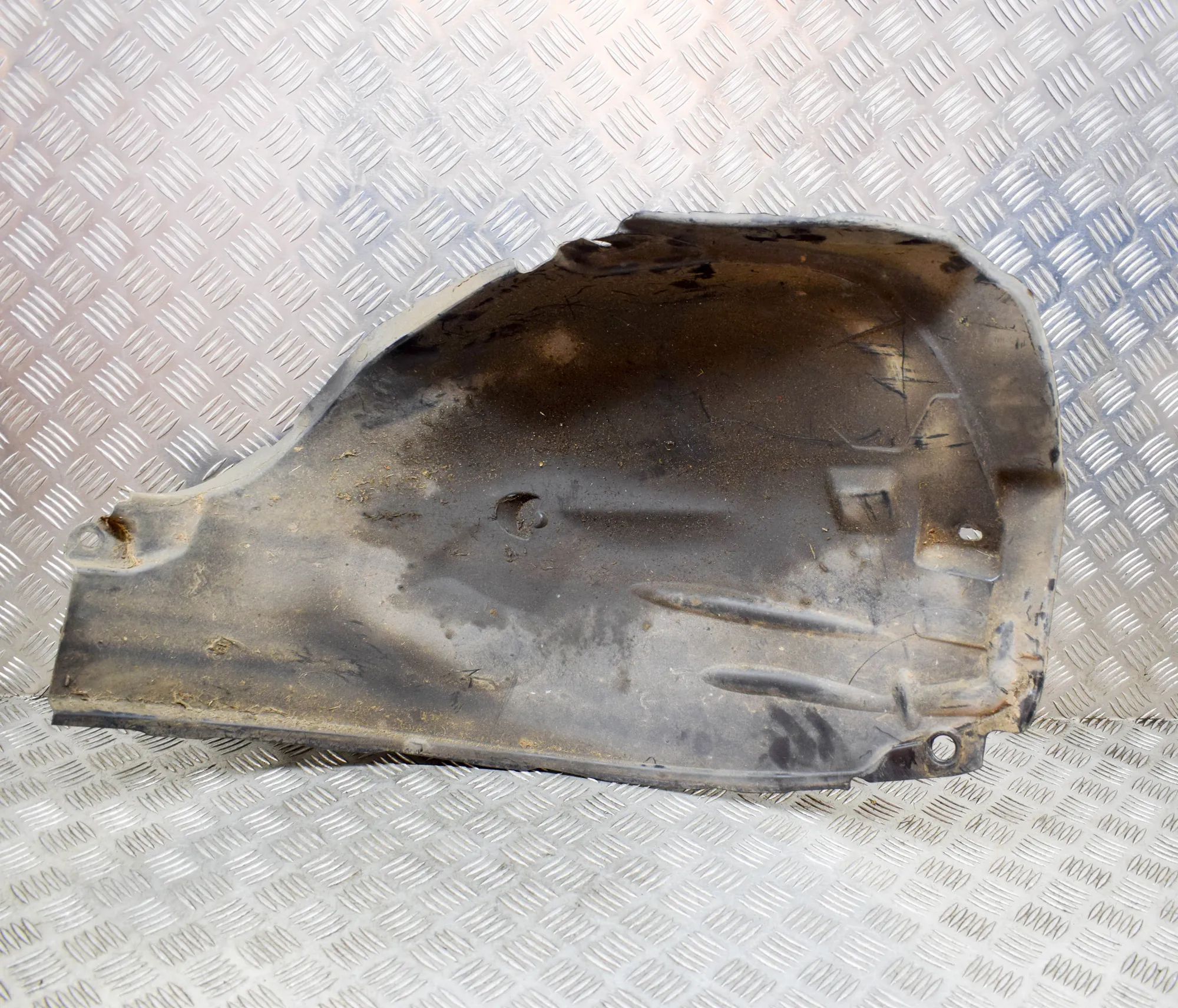 Land Rover Discovery Sport Wheel arch liner — front — right — rear section Wheel arch liner — front — right — rear section...