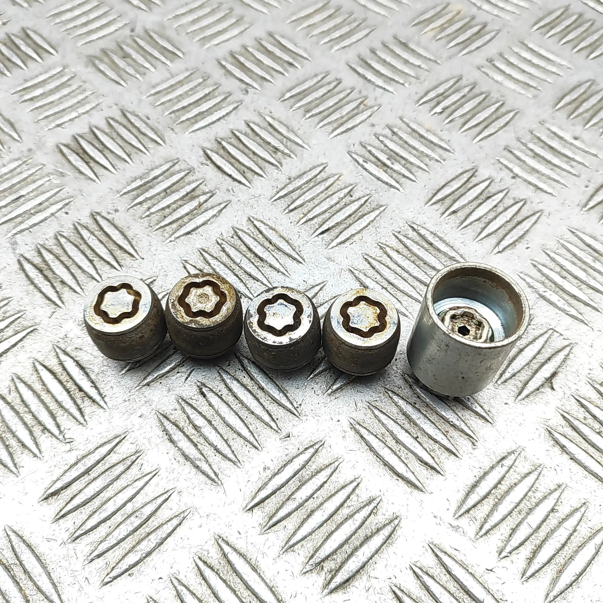 Subaru Outback Locking wheel bolt set Locking wheel bolt set — SUBARU OUTBACK (BS) (2...