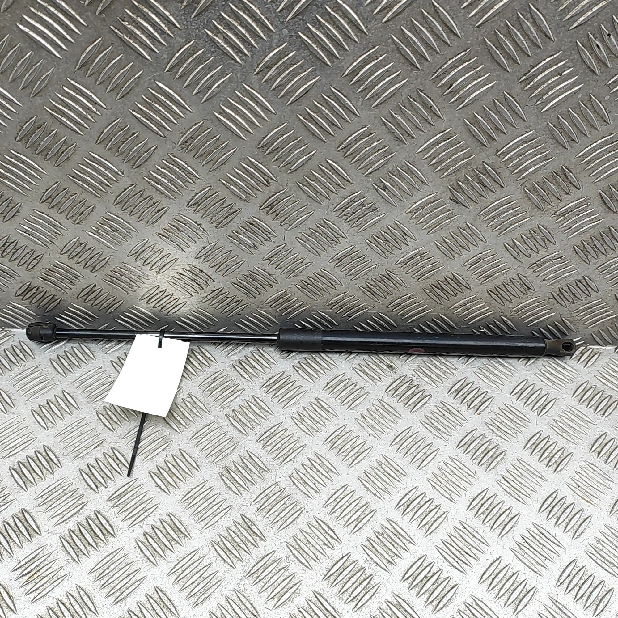 Land Rover Discovery Sport Right Side Tailgate Gas Strut Right Side Tailgate Gas Strut — LAND ROVER DISC...