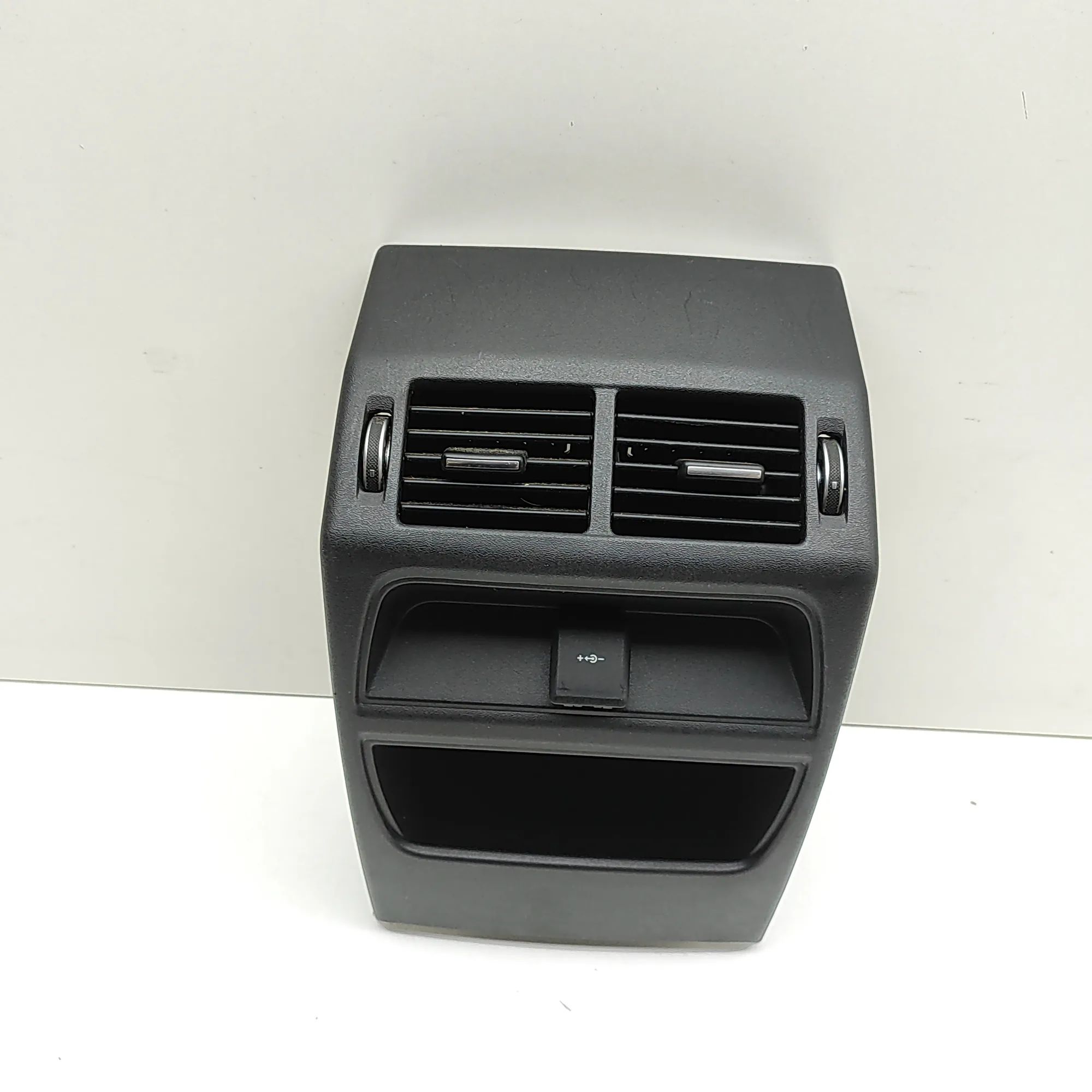 Land Rover Discovery Sport Centre console air vent Centre console air vent — LAND ROVER DISCOVERY ...