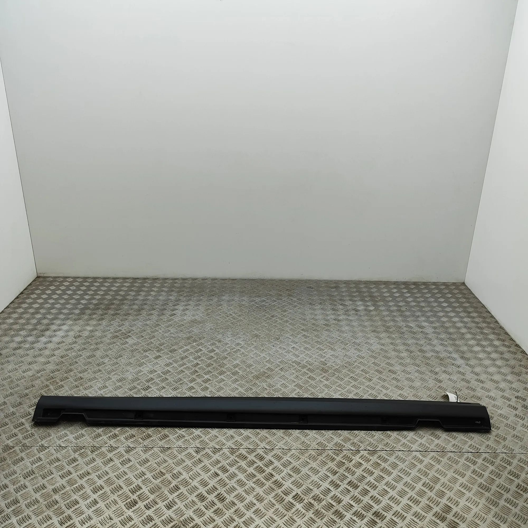 Land Rover Range Rover Evoque Right Side Plastic Sideskirt Cover Right Side Plastic Sideskirt Cover — LAND ROVER...