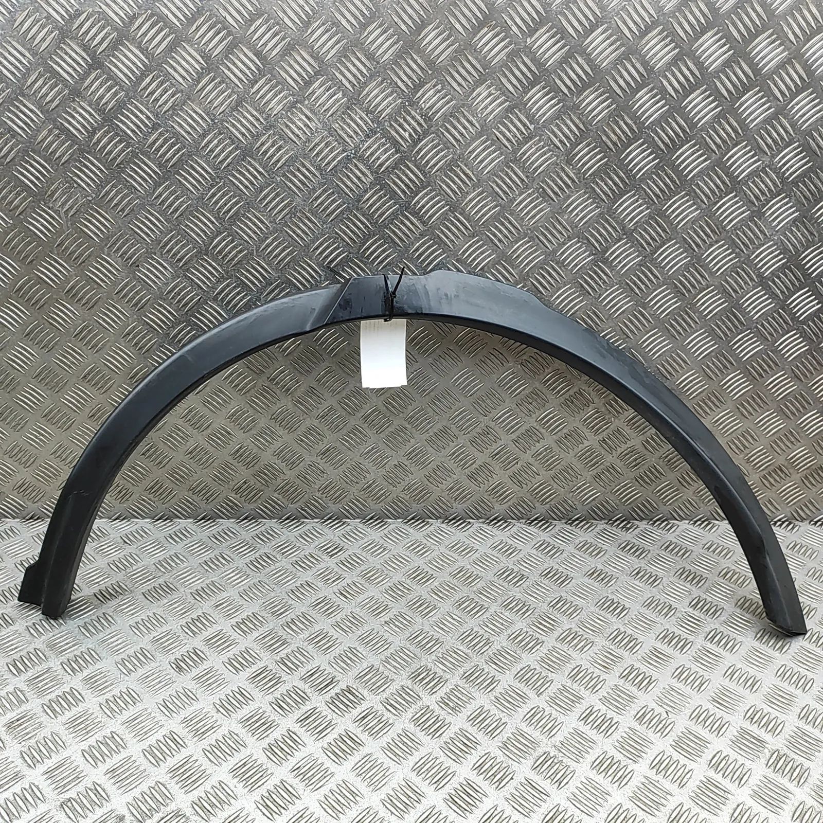 Land Rover Discovery Sport Wheel arch trim — rear left Wheel arch trim — rear left — LAND ROVER DISCOV...
