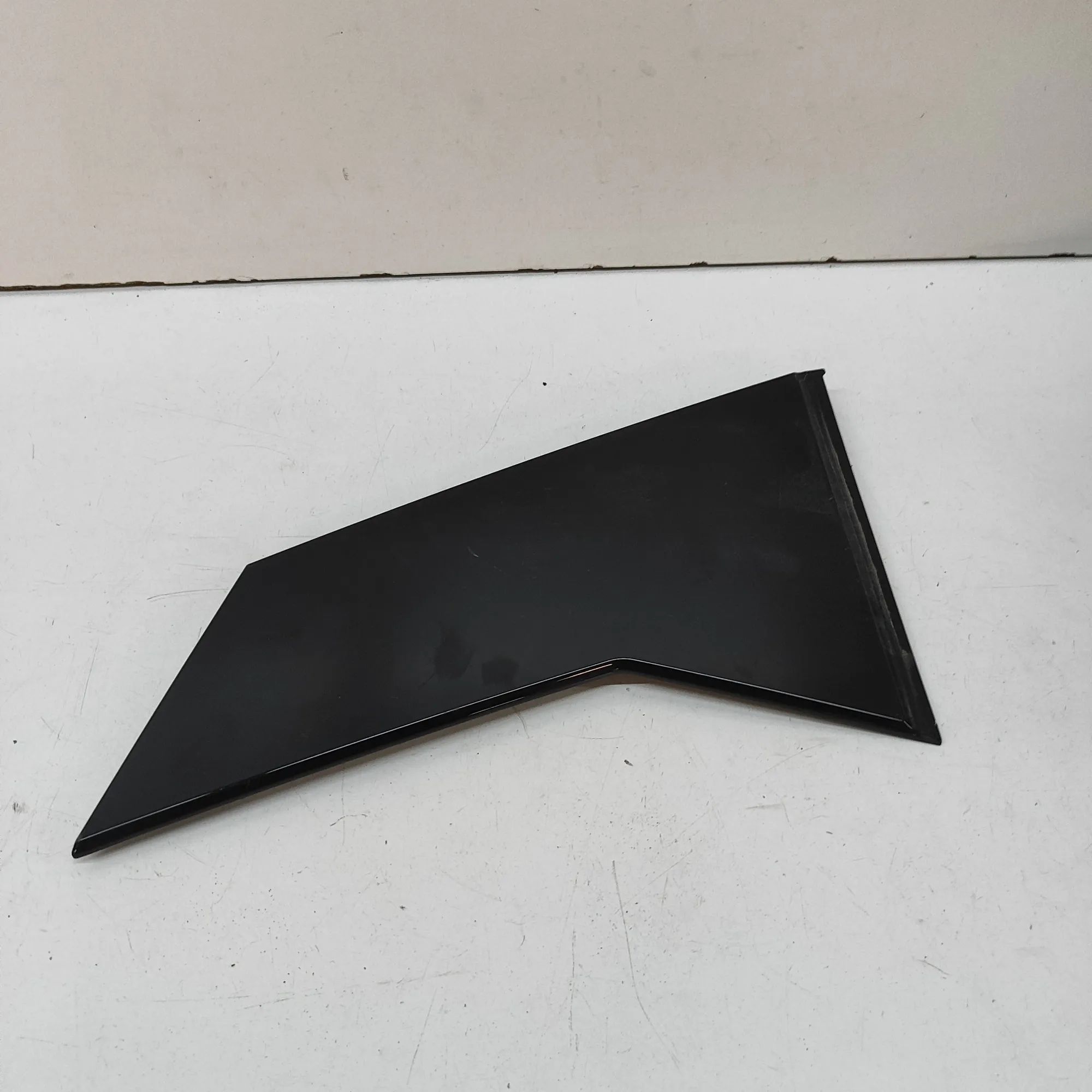 Nissan Ariya Vertical door trim — rear — left Vertical door trim — rear — left — NISSAN ARIYA...