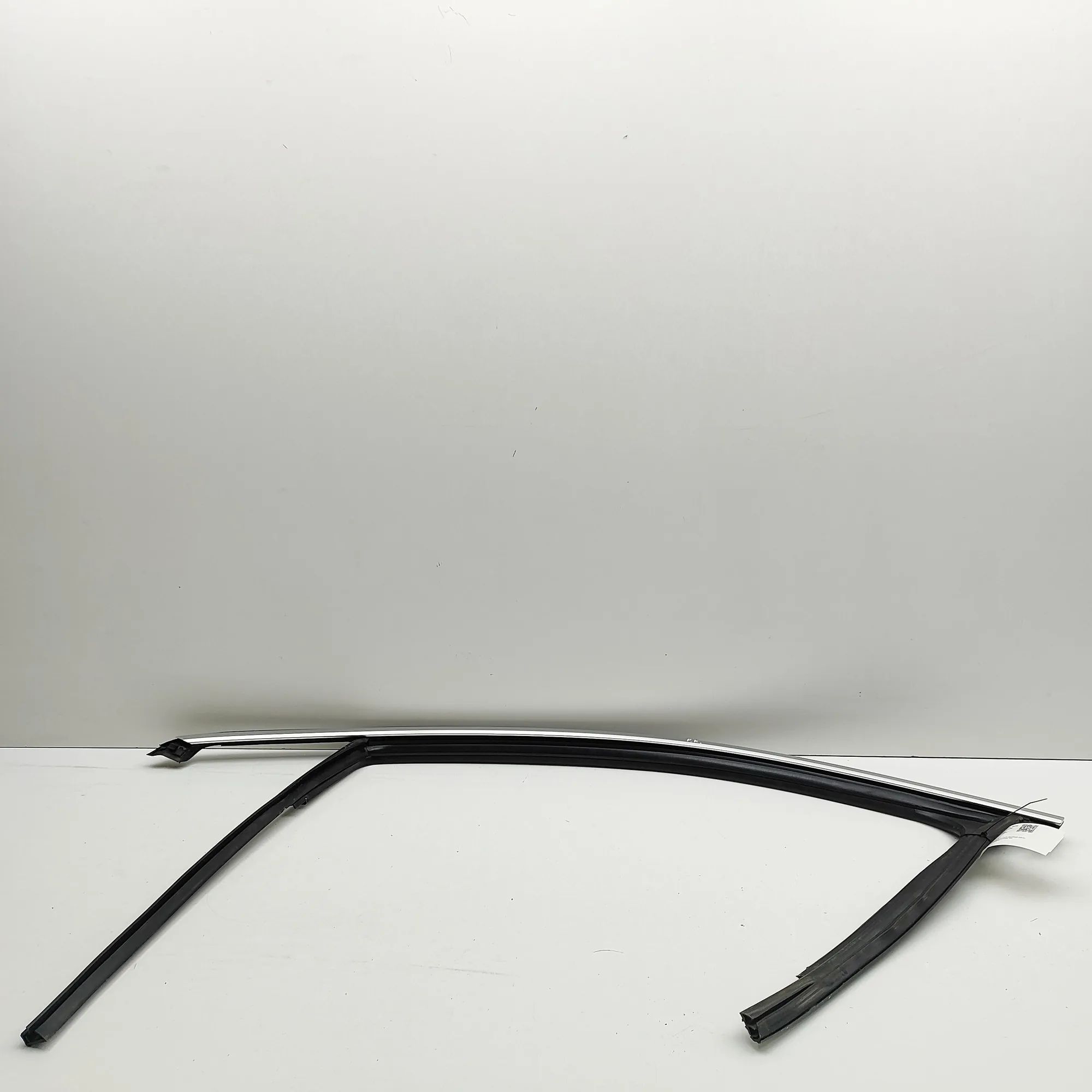 Audi e-tron Upper door trim strip — front left Upper door trim strip — front left — AUDI E-TRO...