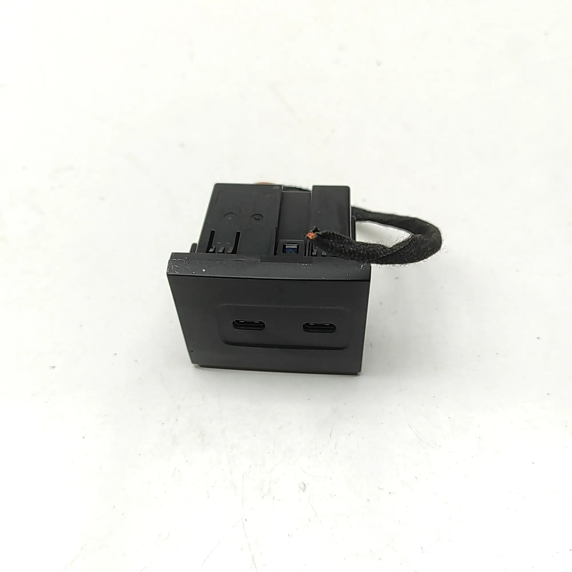 Mercedes-Benz GLA / EQA (H247) USB USB — MERCEDES BENZ GLA (H247) (2020-...) — A24...