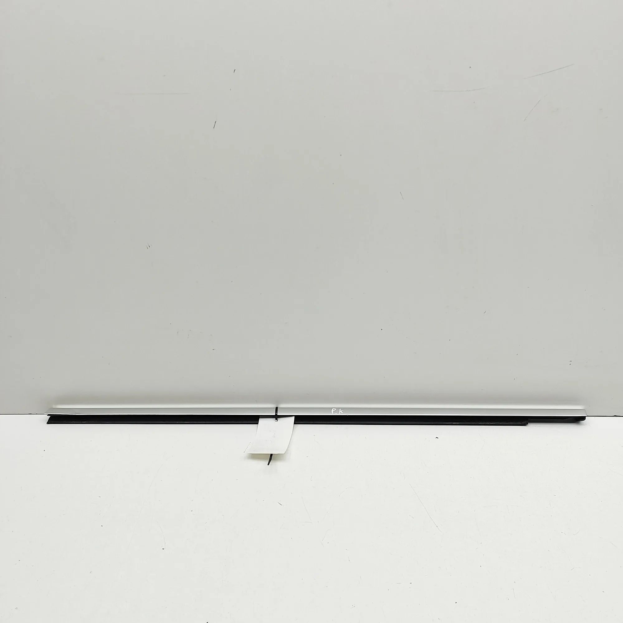 Audi e-tron Door window strip — front left Door window strip — front left — AUDI E-TRON (S...